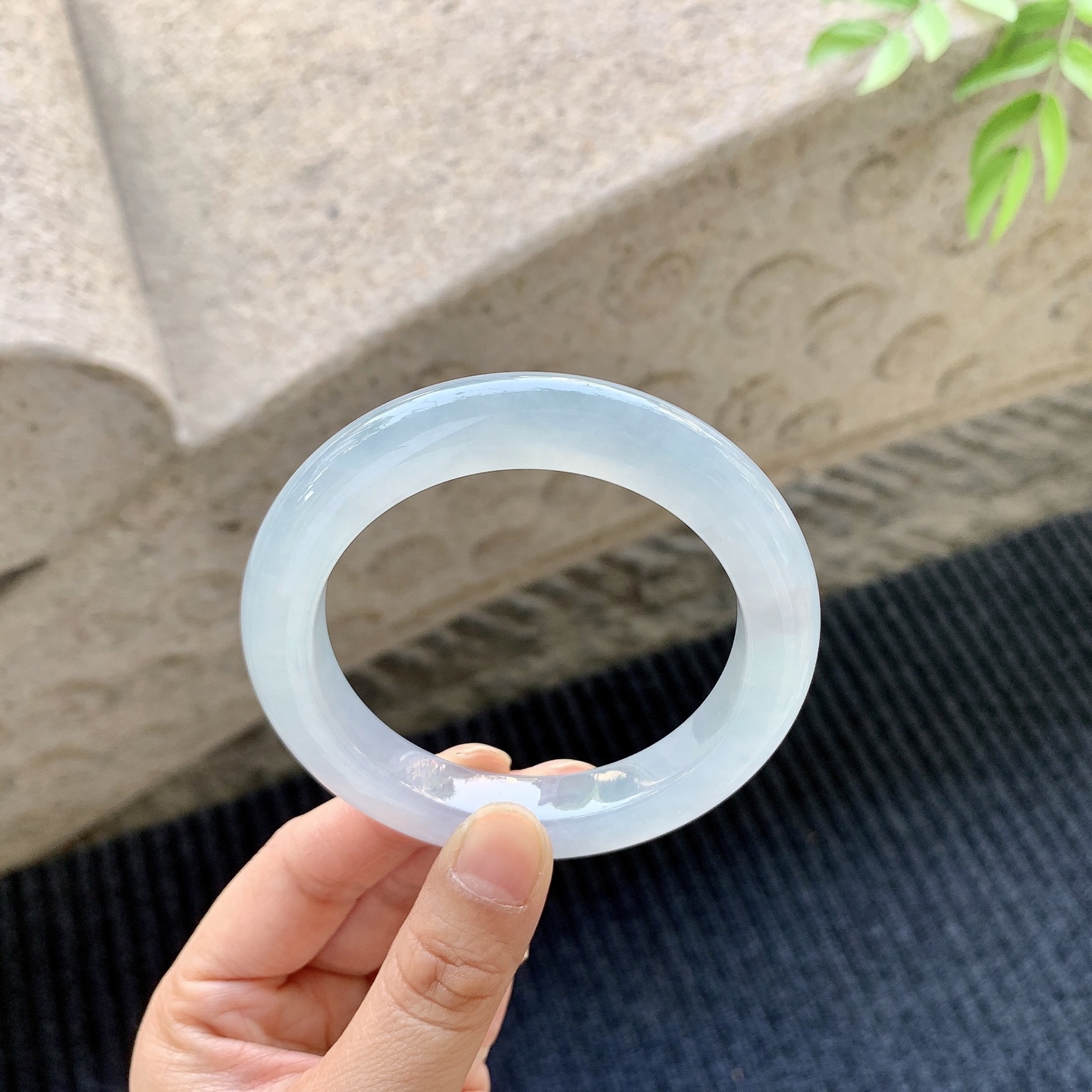 正圈55 56【圈口】56.6/10.5/10.1【编码】BA071273【描述】冰种底色，水润，种老，细腻，打灯有絮线