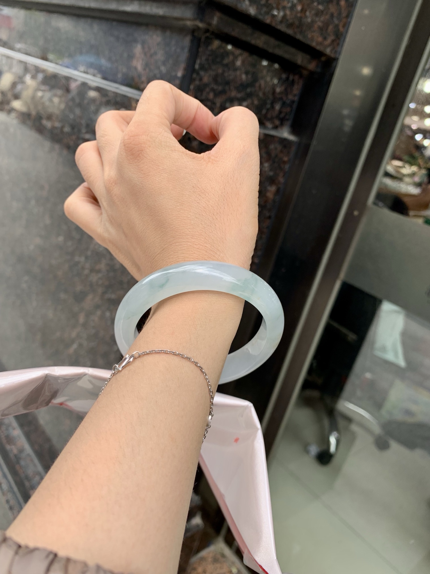 冰飘花正圈 56-8.4-12.6 0727-370-334 无裂，打灯棉絮，不影响，底妆胶润细腻，蓝花灵动飘逸，勾勒出一幅唯美诗意的山水意境画，古典优雅又秀气