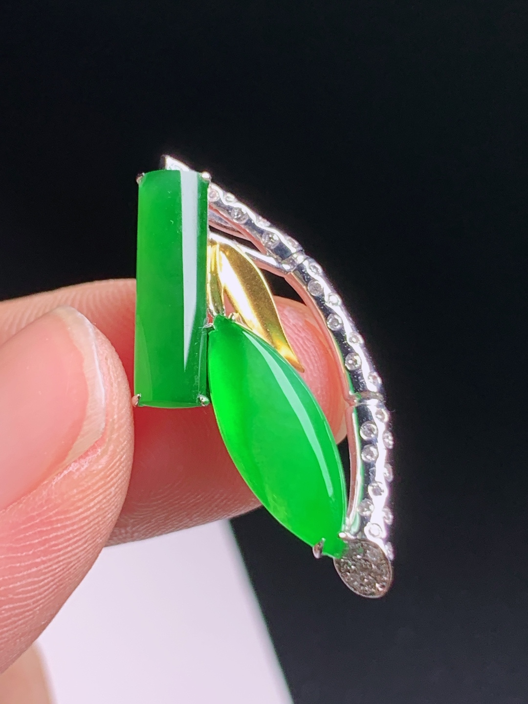 冰阳绿竹节吊坠，双色金设计别致，翠色鲜亮日常好搭