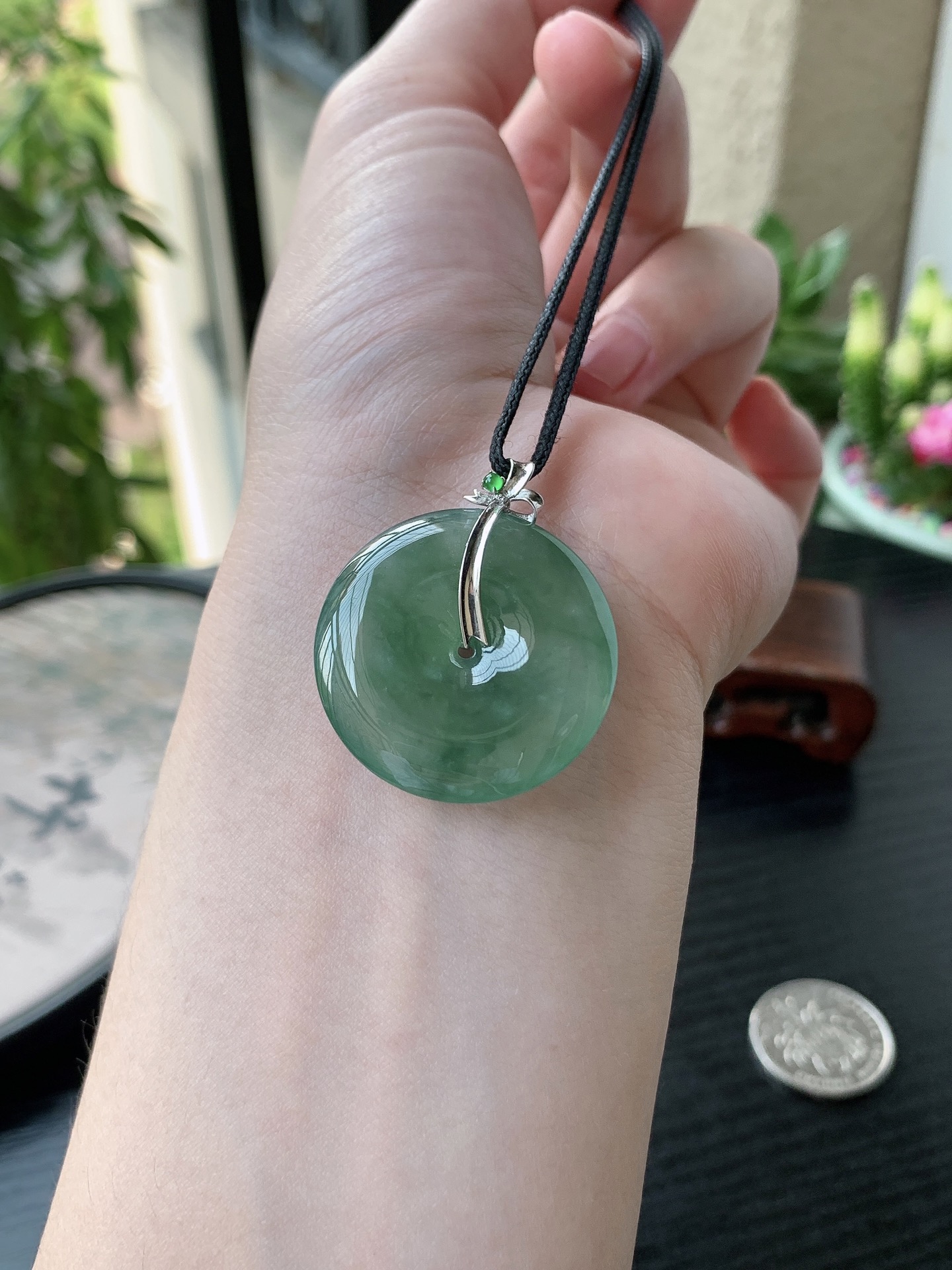 18k金镶嵌老坑冰种飘绿平安扣吊坠 裸石尺寸:28.6-6mm