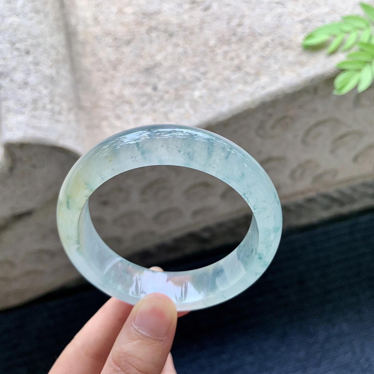 正圈 56 57【圈口】57/15.8/8.5【编码】HC072807【描述】冰糯黄翡飘花，宽版，清透，水润，种老，细腻，无裂