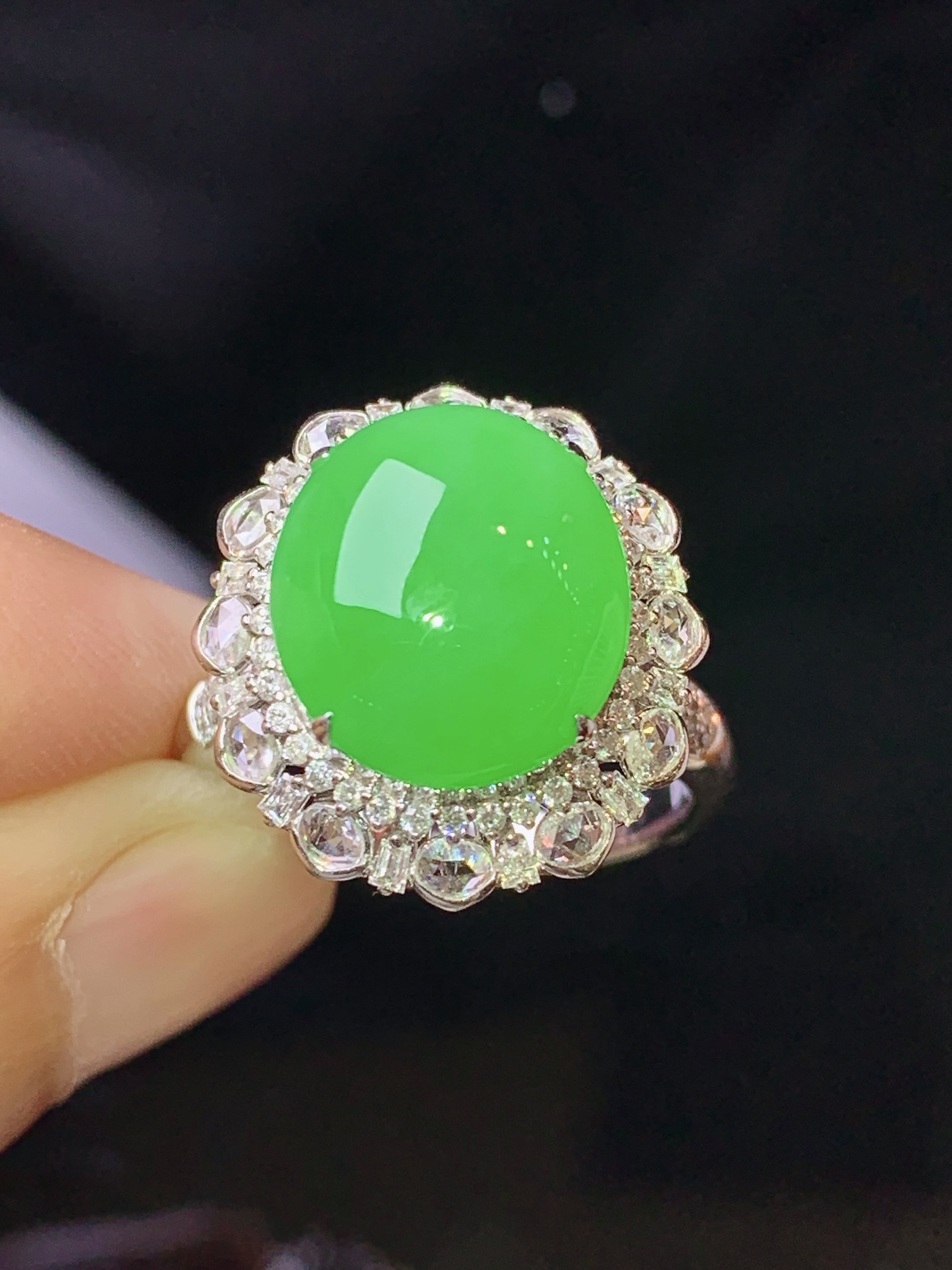 18k金钻镶嵌冰阳绿蛋面戒指 玉质细腻 色泽艳丽清新 水润亮眼 圈口13.5 整体尺寸18.2*16