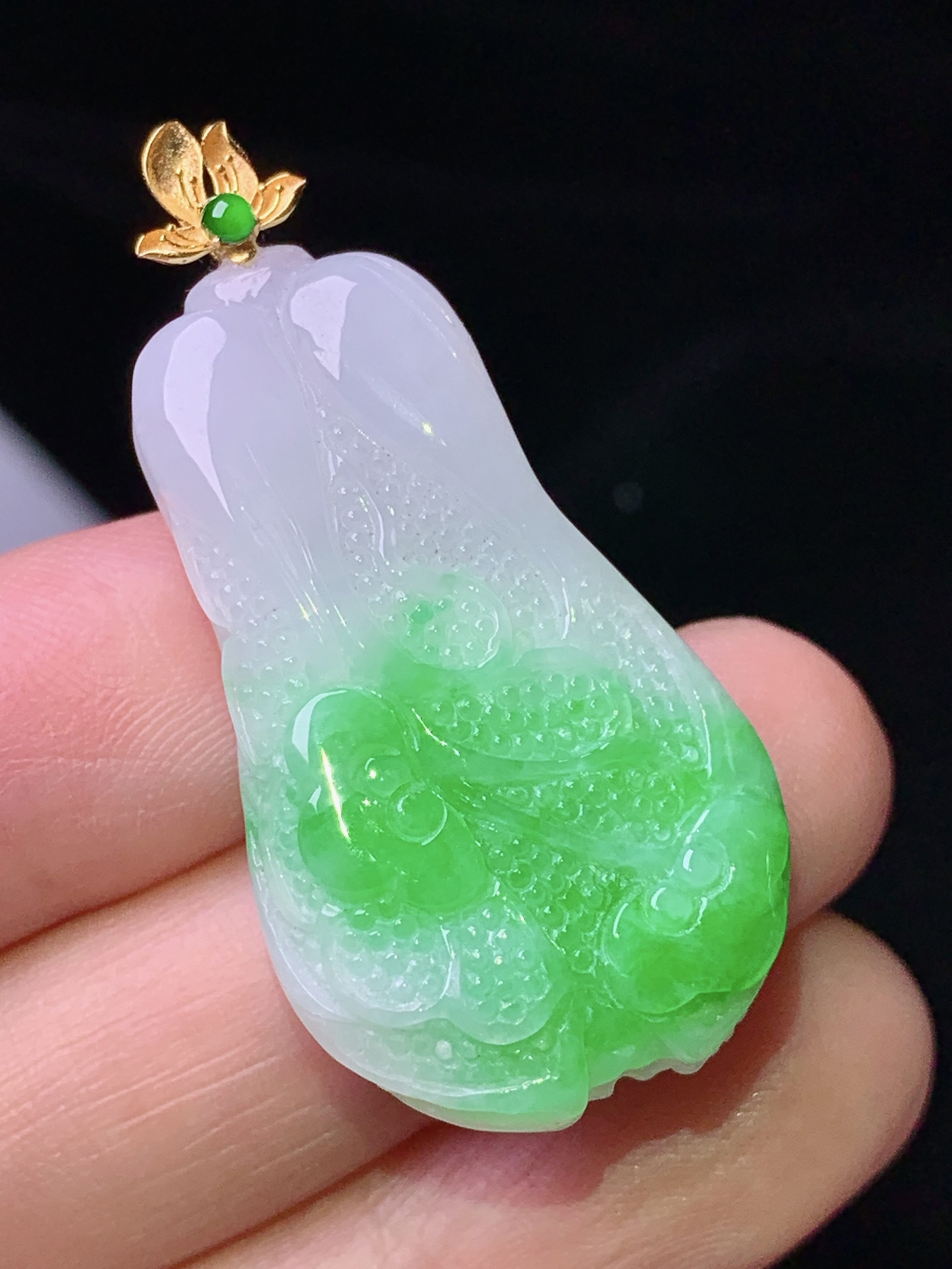 18k金镶嵌飘绿白菜吊坠 玉质细腻 色泽艳丽清新 水润亮眼 整体尺寸40.8*20*7.6 a3