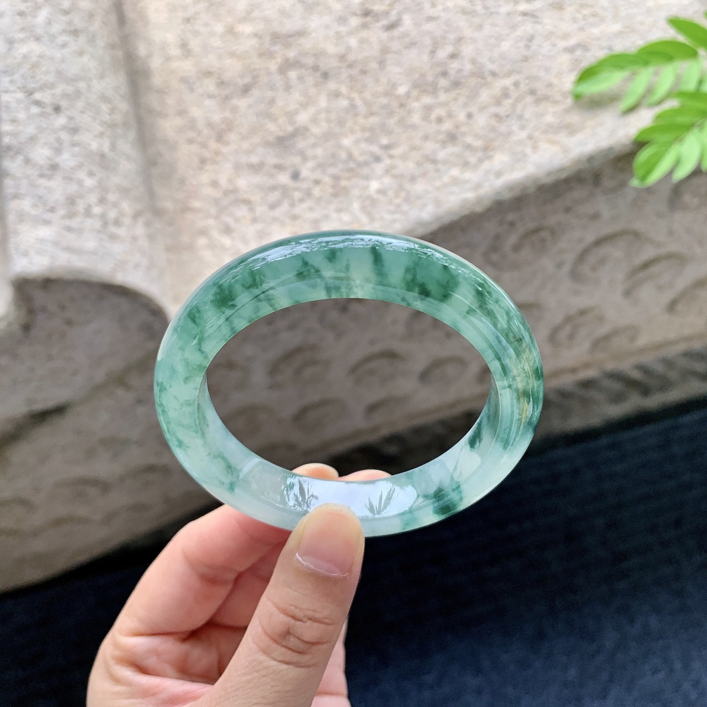 正圈53 54【圈口】54.8/11.5/8.8【编码】W6072716【描述】冰糯飘花，清透，水润，种老，细腻，无裂