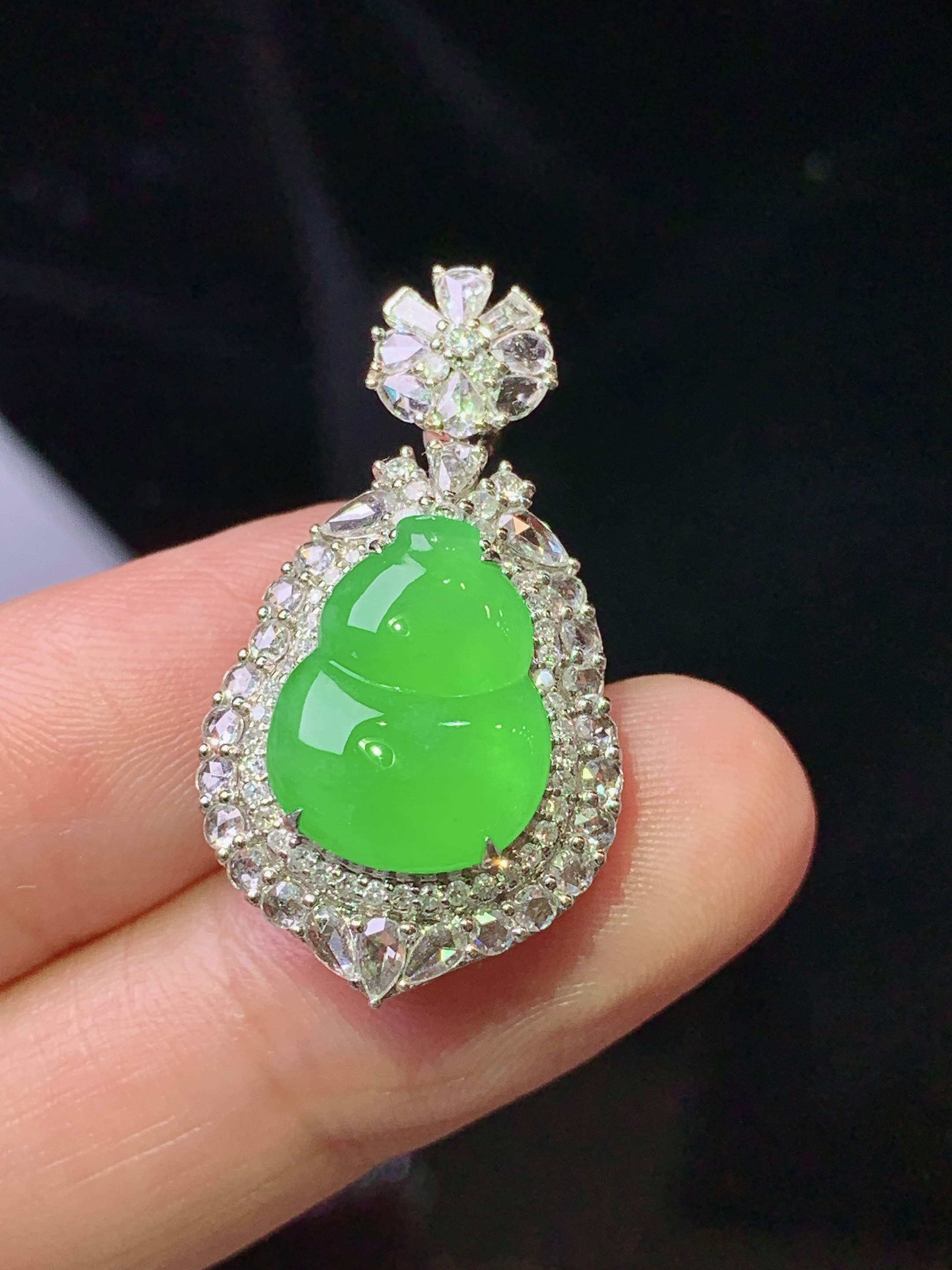 18k金钻镶嵌冰阳绿葫芦吊坠 玉质细腻 色泽艳丽清新 水润亮眼 整体尺寸29.8*16.6*9.5 h1
