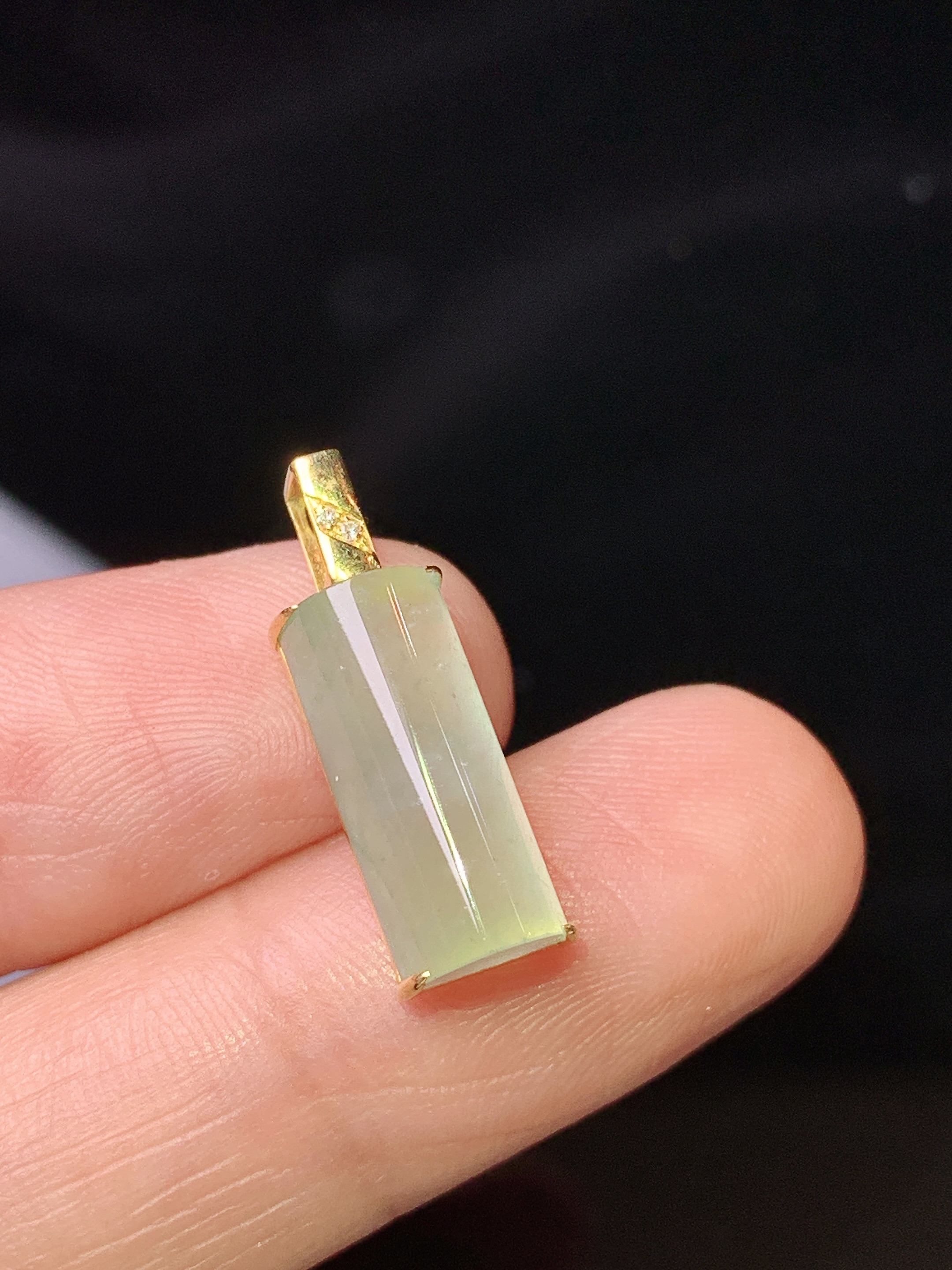 18k金镶嵌冰种玉柱吊坠 玉质细腻 色泽艳丽清新 水润亮眼 整体尺寸20.5*6.6*5.5 b1