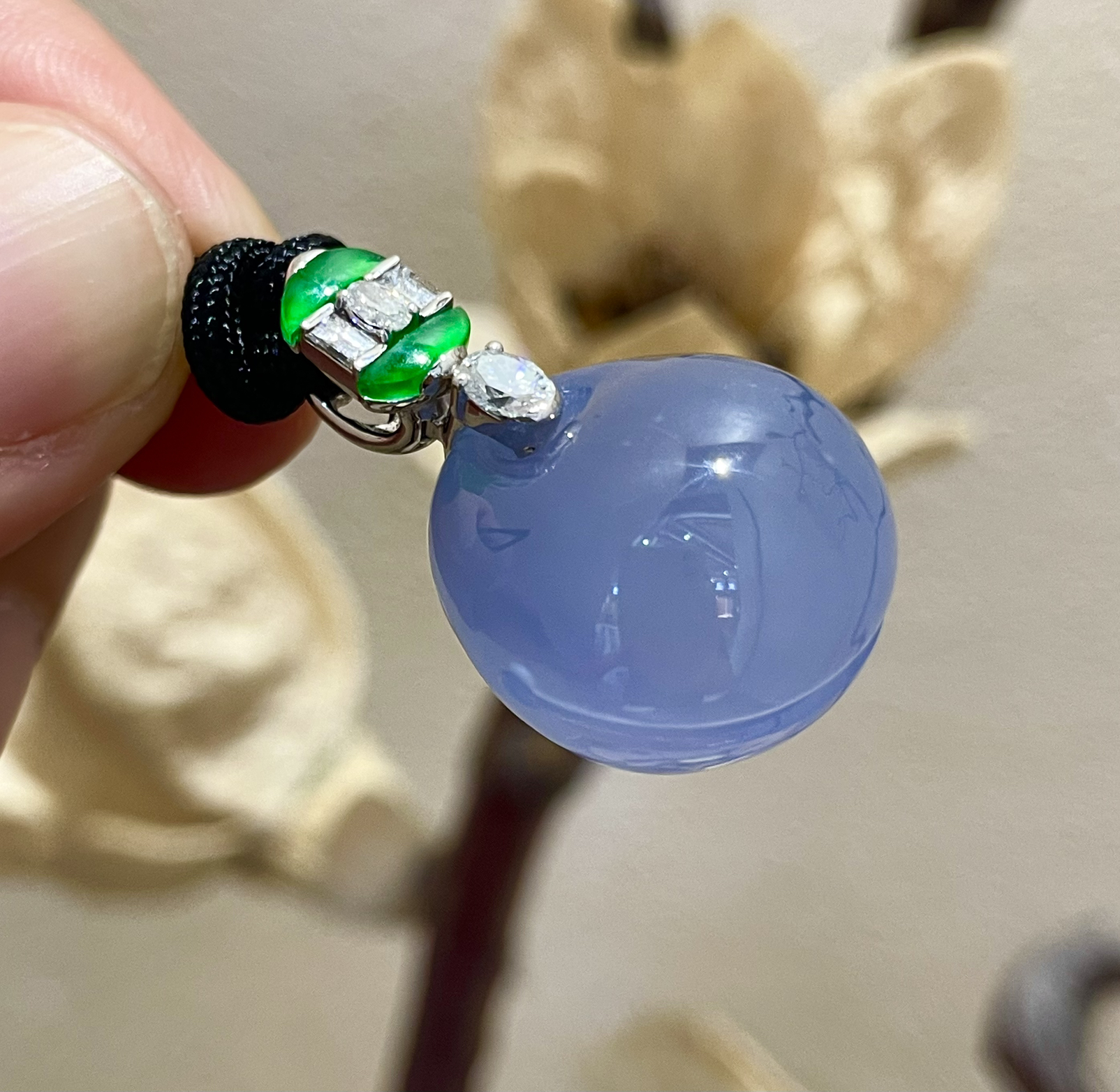 【冰种紫罗兰铃铛吊坠】题材新颖，质地细腻，饱满度很好，收藏品质，18k金钻镶嵌，裸石尺寸18.3*1