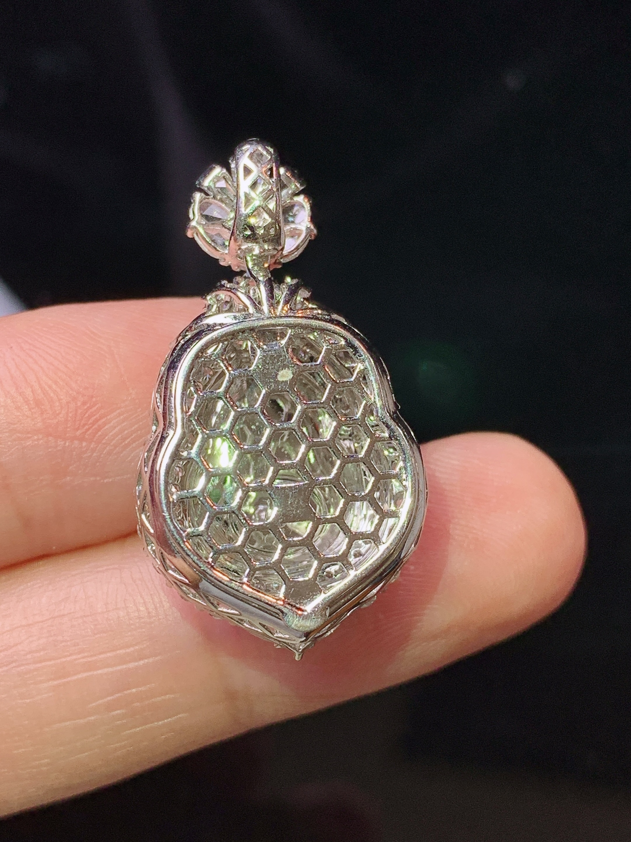 18k金钻镶嵌冰阳绿葫芦吊坠 玉质细腻 色泽艳丽清新 水润亮眼 整体尺寸29.8*16.6*9.5 h1