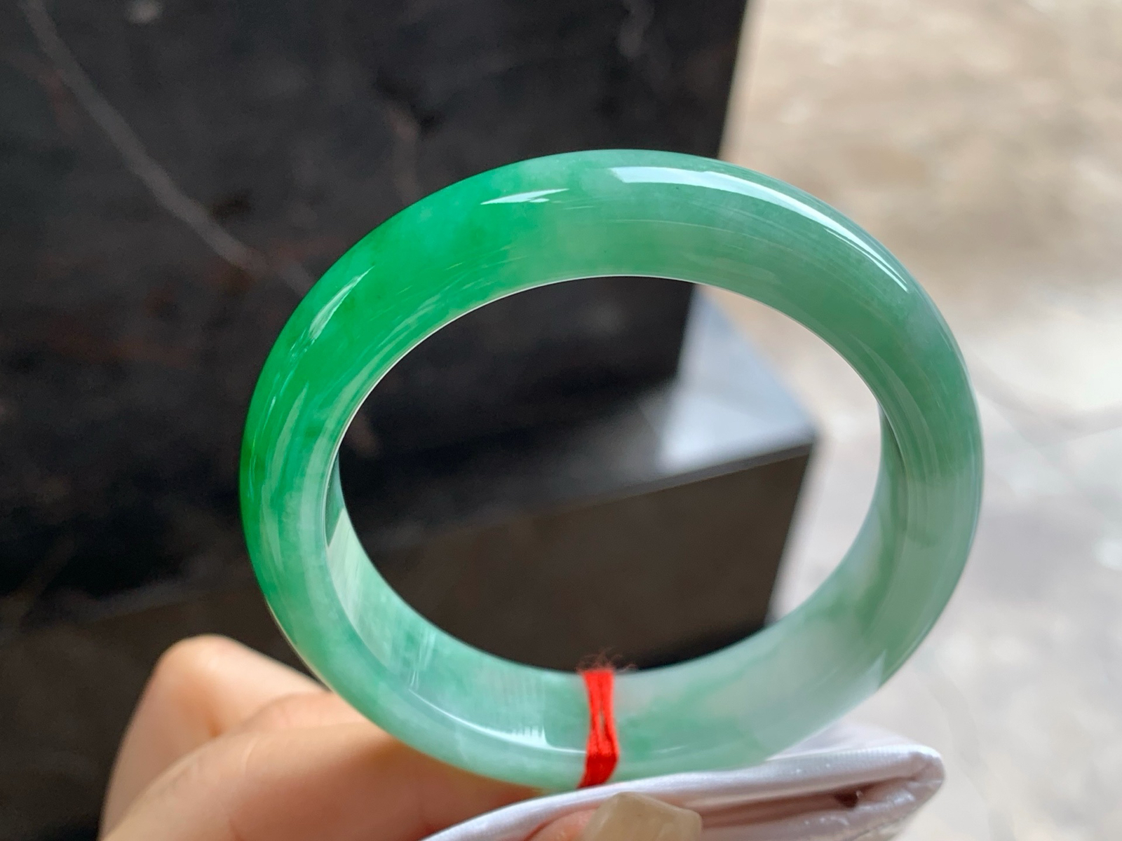 50.5-12.4-8
辣绿色手镯^_^底子细腻 绿色浓郁大气