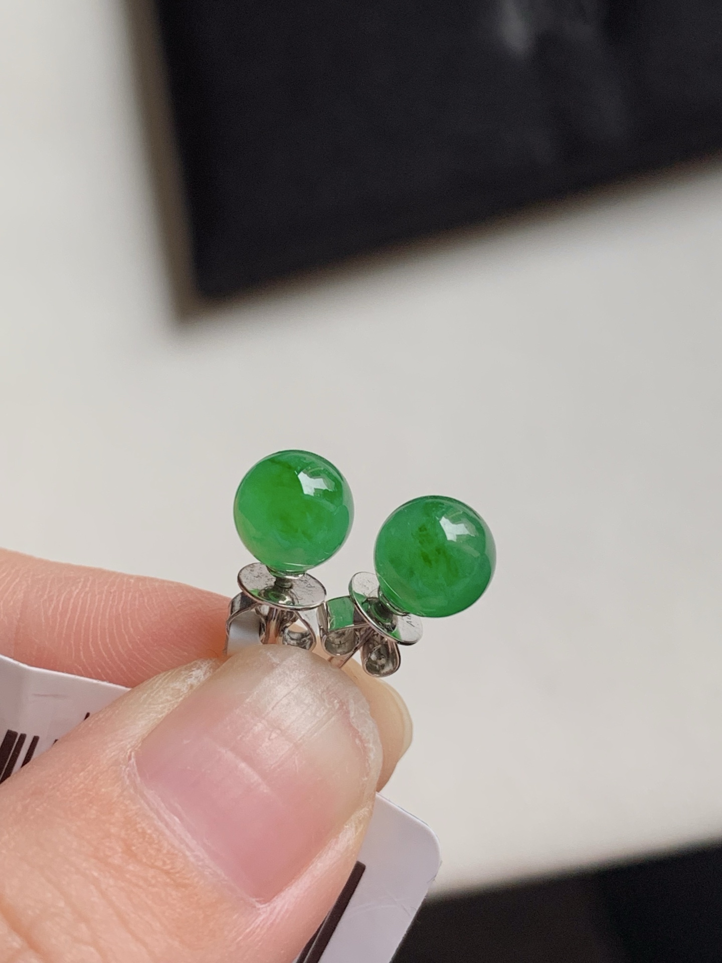 【18k金镶嵌珠子耳钉一对】种老细腻，色阳浓郁起胶尺寸：成品：6.8*6.4，裸石：6.4,c827