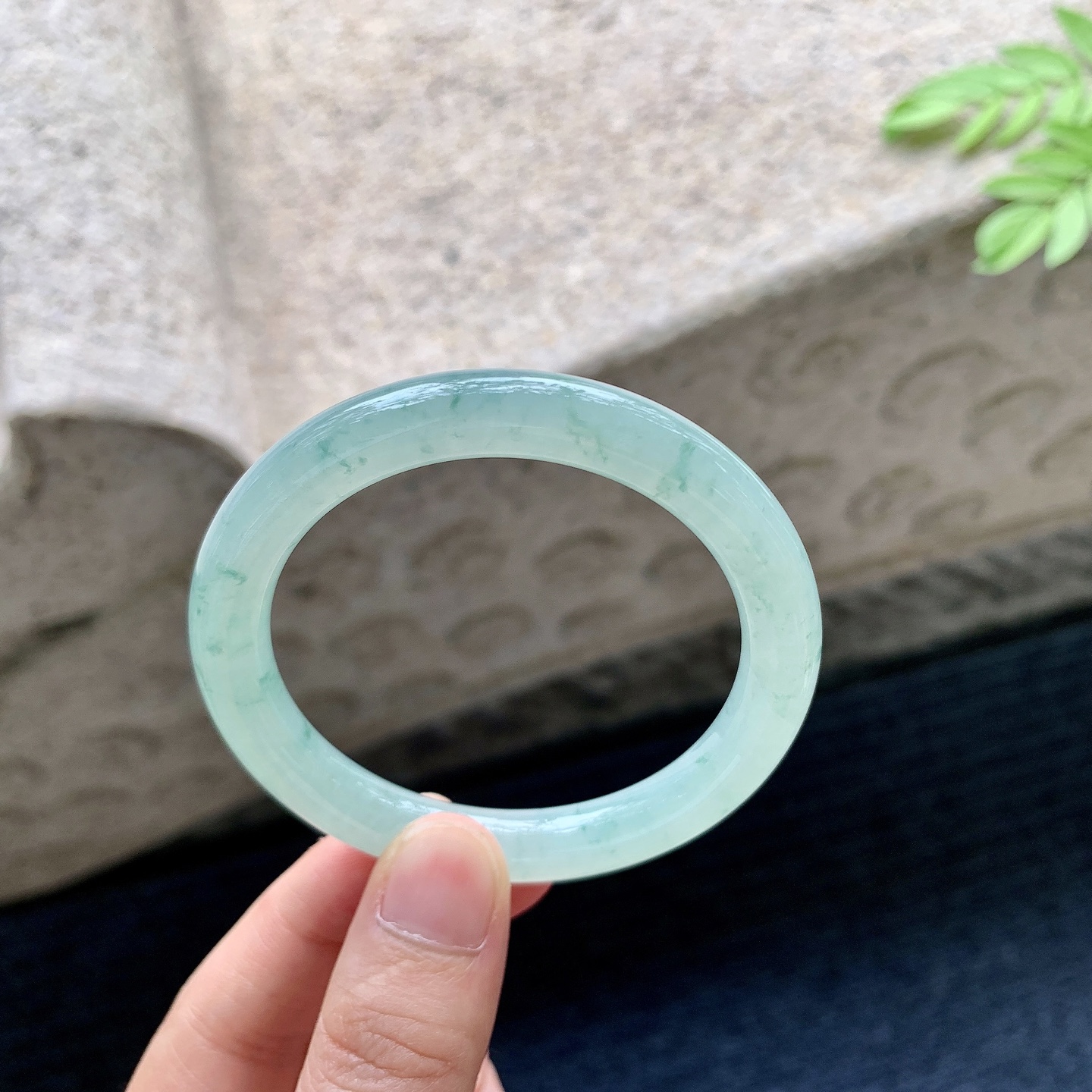 圆条50 51【圈口】50.8/8.3/8【编码】HC072814【描述】糯冰飘绿花，水润，种老，细腻，无裂
