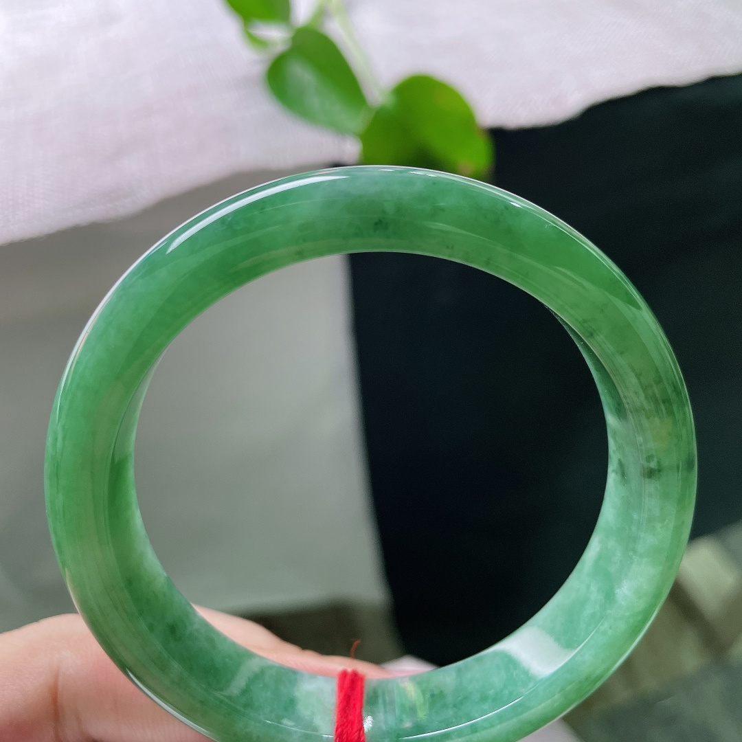 57.5/12.5/8.3，绿底正圈，一点皮纹，花色飘逸灵动，深浅绿色自然交融，浓淡层次分明，韵味十足。ss56368a