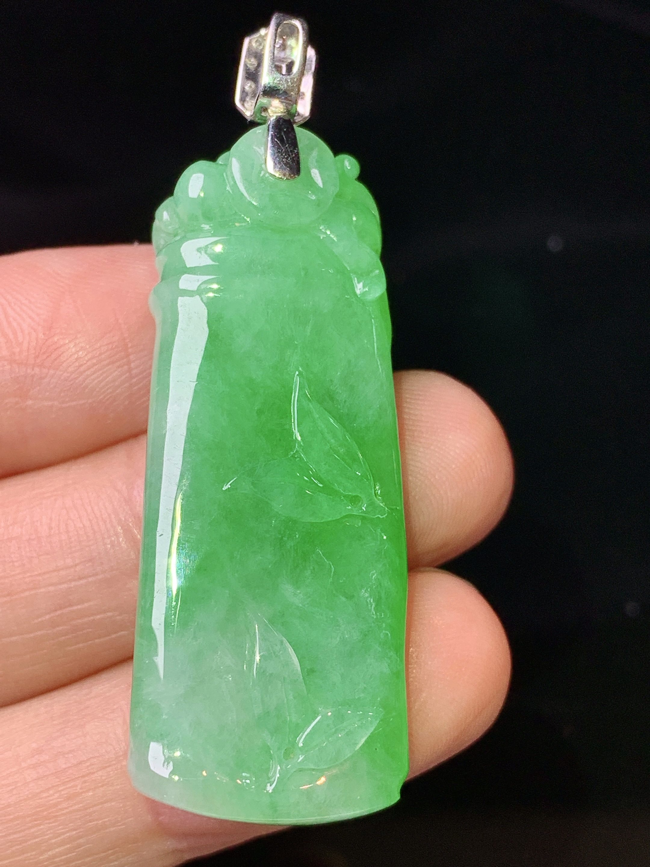18k金钻镶嵌阳绿竹节吊坠 玉质细腻 色泽艳丽清新 水润亮眼 整体尺寸50*16.6*8.5 b1