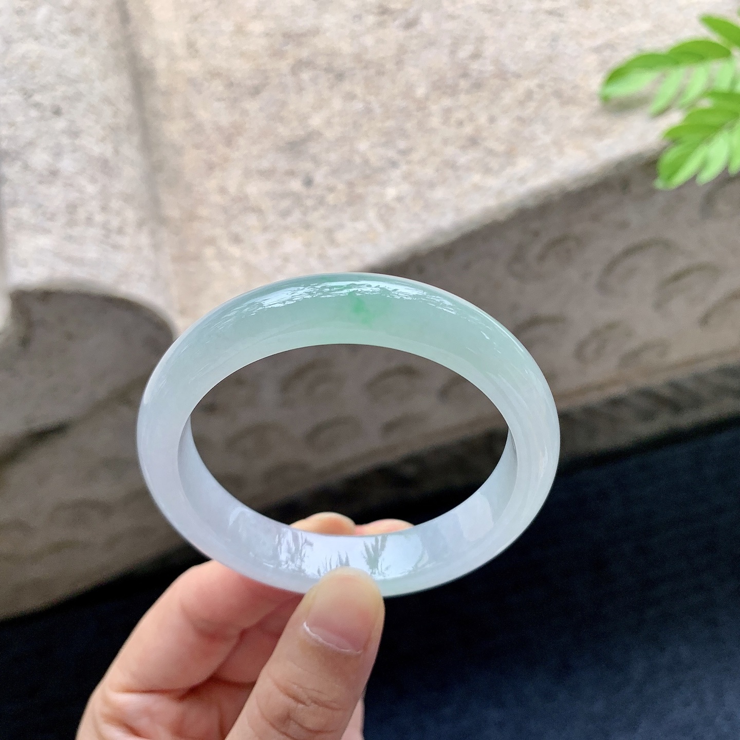 正圈 圈口52.4/11.6/7.3 编码Q5072709 描述糯冰飘绿，水润，种老，细腻，打灯有棉线