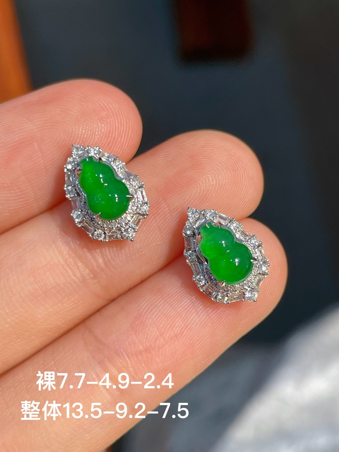 ️阳绿葫芦耳钉 无裂 18k金镶嵌，13.5-9.2-7.5