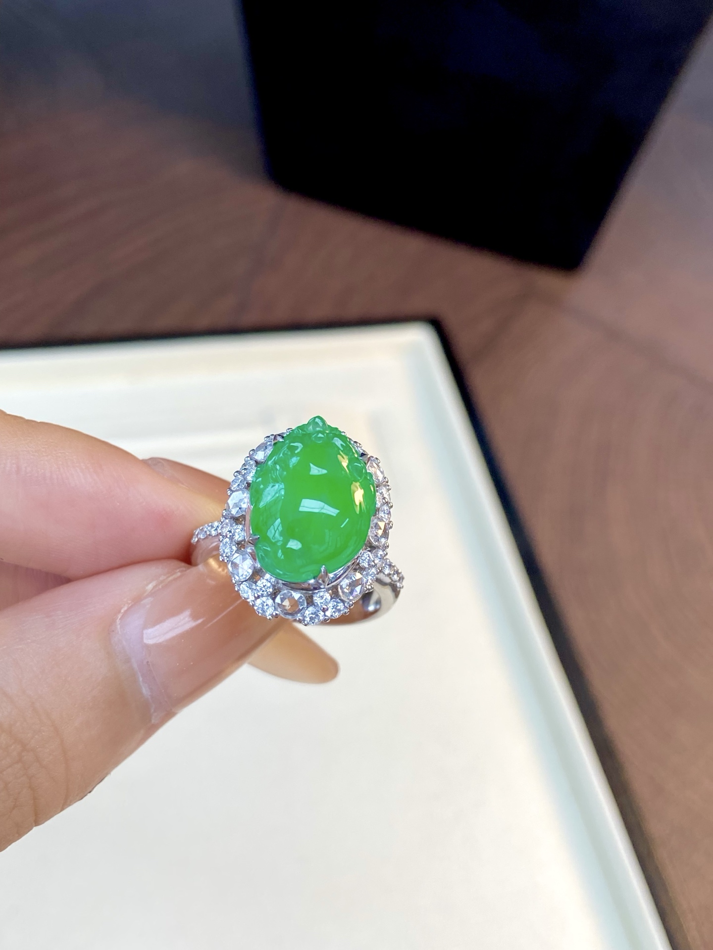 高冰种阳绿三脚金蟾戒指，招一手富贵，种水超级美，屁股肥厚特招财，上手显贵吸晴：19.1-14.9-13，裸石：13.9-10.7-4.8mm。