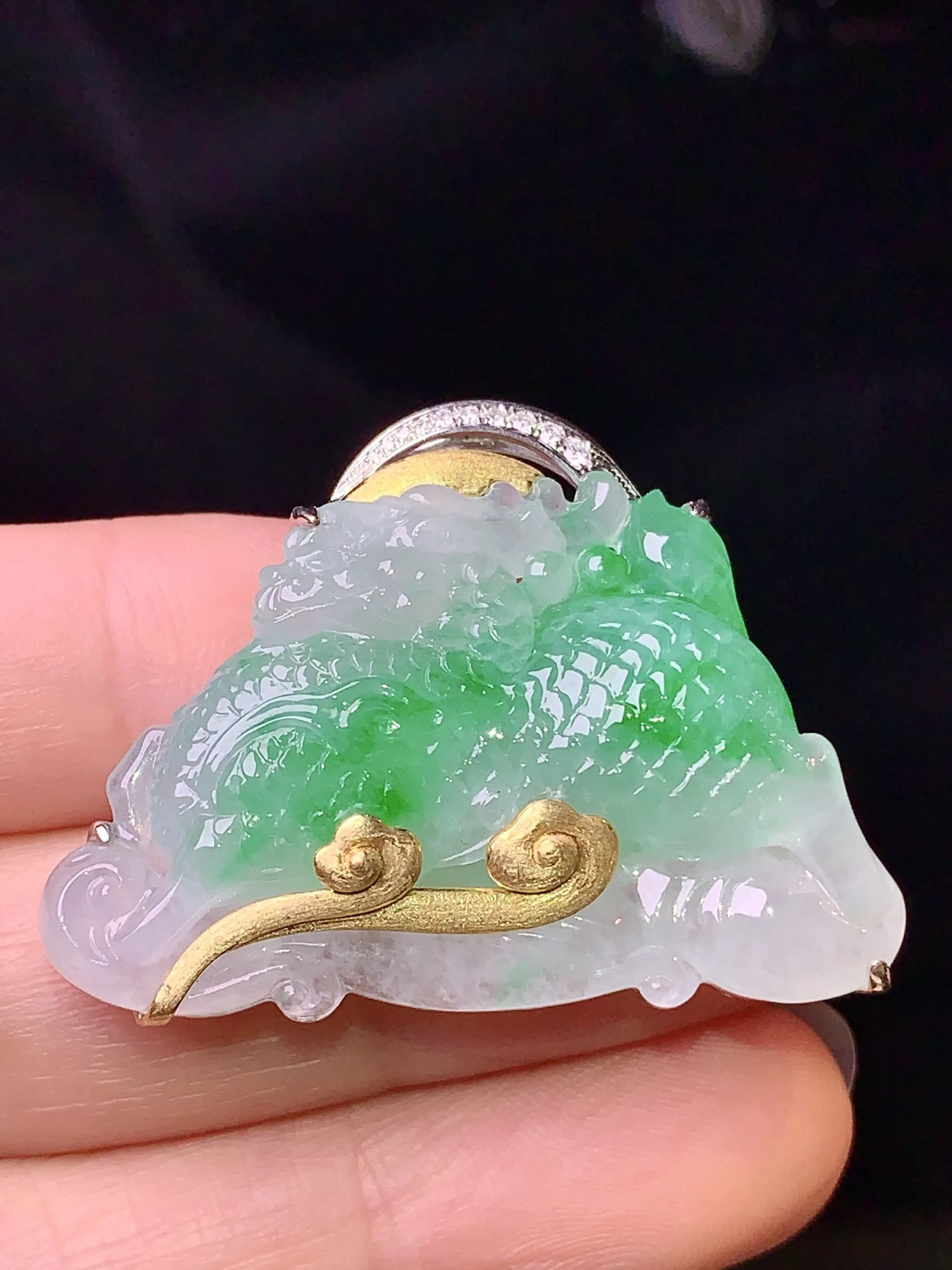 18k金钻镶嵌飘绿龙吊坠 玉质细腻 色泽艳丽清新 水润亮眼 整体尺寸28.7*37.8*9.2 b1