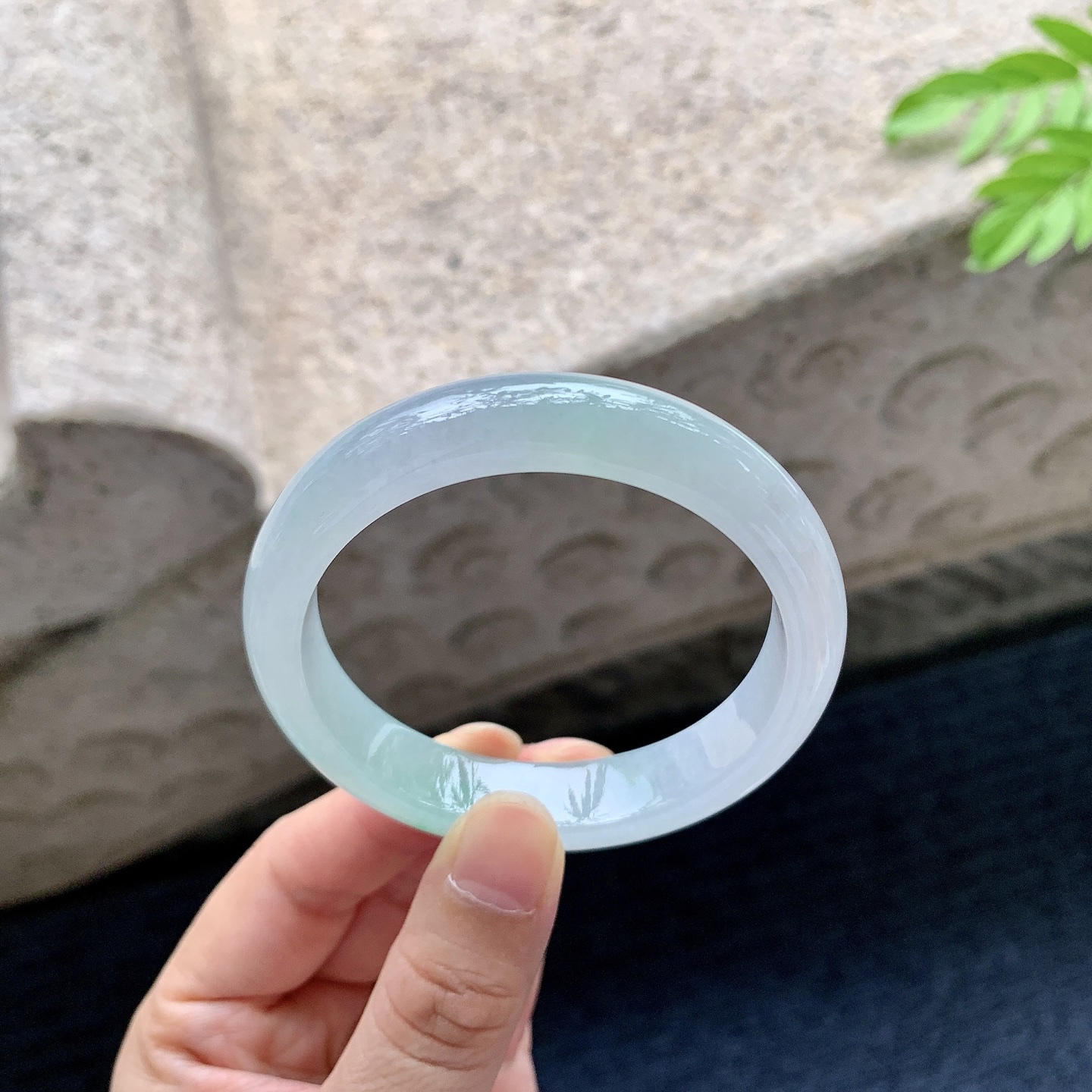 正圈 圈口52.4/11.6/7.3 编码Q5072709 描述糯冰飘绿，水润，种老，细腻，打灯有棉线