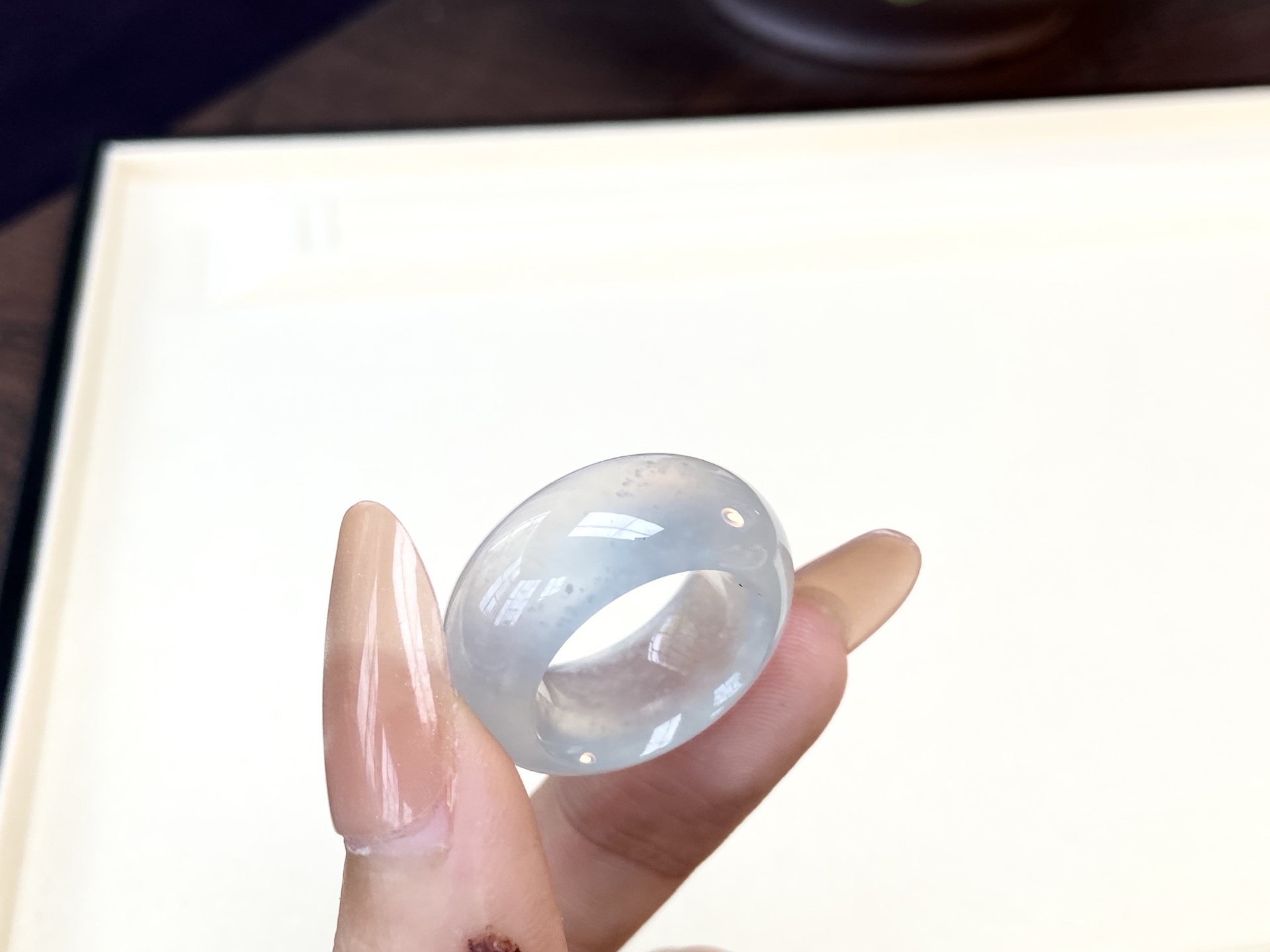 高冰种指圈，厚庄的大气感，莹润通透的质感更是绝美，把温柔贵气凝在指间，裸石：11.5-6.1mm，圈口：13，无裂