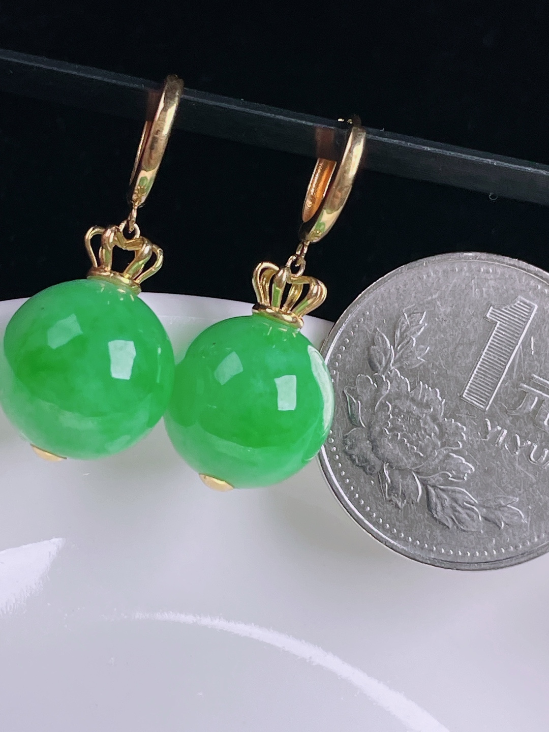 ️阳绿圆珠耳坠，老种起光，细底通透，尺寸：裸石13mm0727
