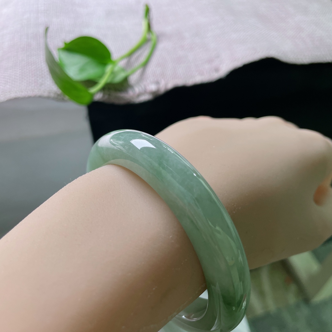 55.8/13.6/8.5，绿底正圈，皮纹。种老水润，色泽沉稳清透。ss54196a