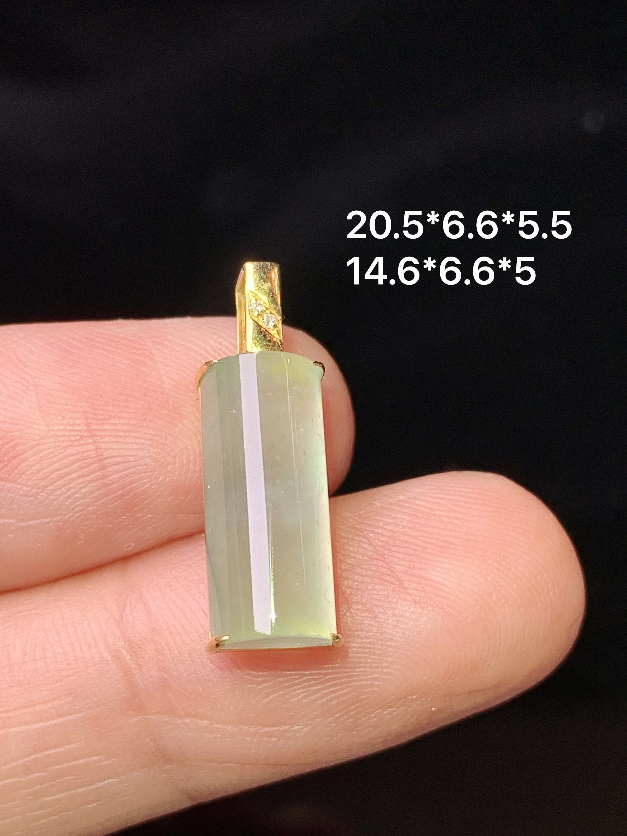 18k金镶嵌冰种玉柱吊坠 玉质细腻 色泽艳丽清新 水润亮眼 整体尺寸20.5*6.6*5.5 b1
