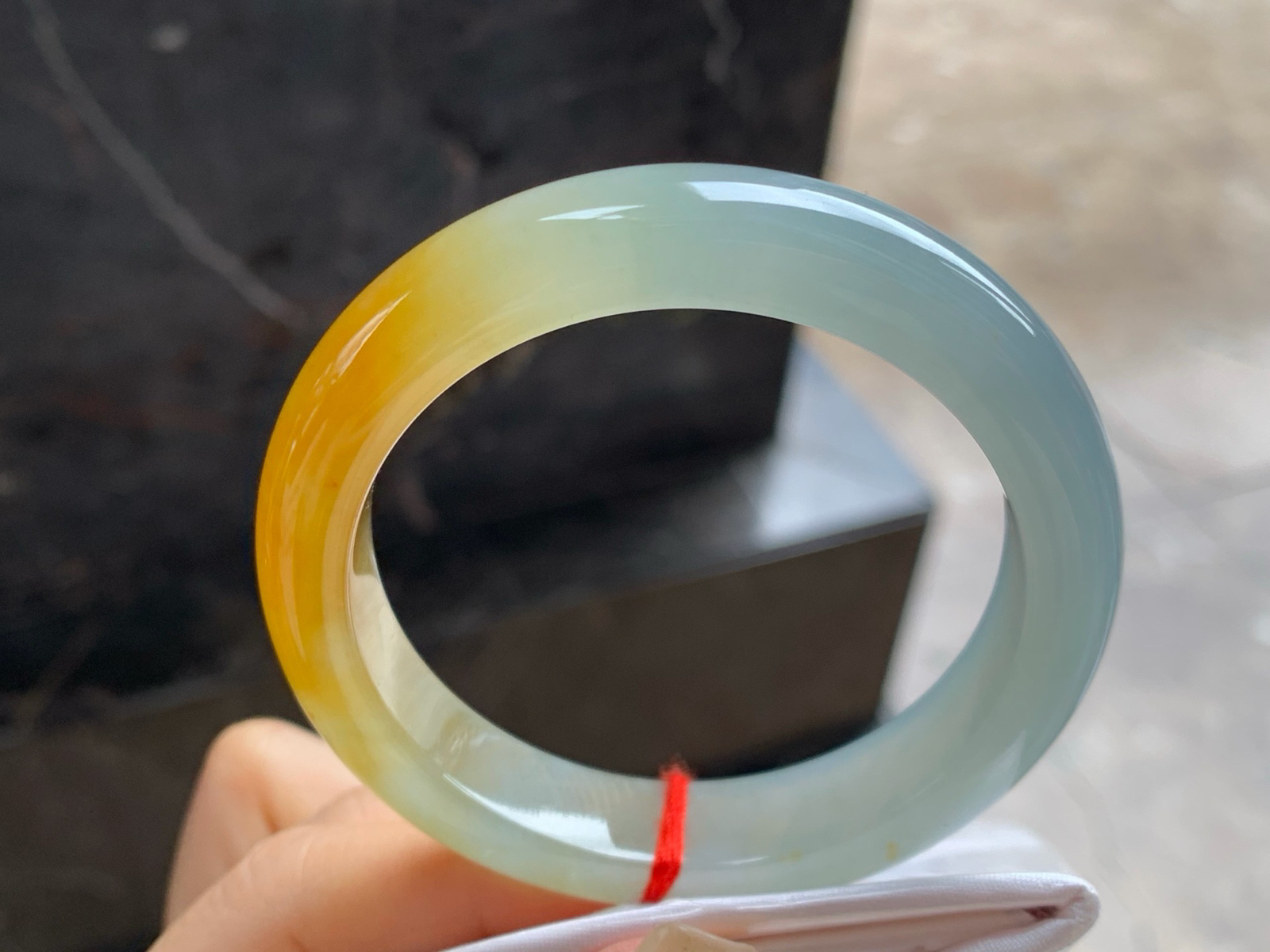 54-12-8.8
冰种黄翡手镯^_^底子细腻有种水 颜色漂亮