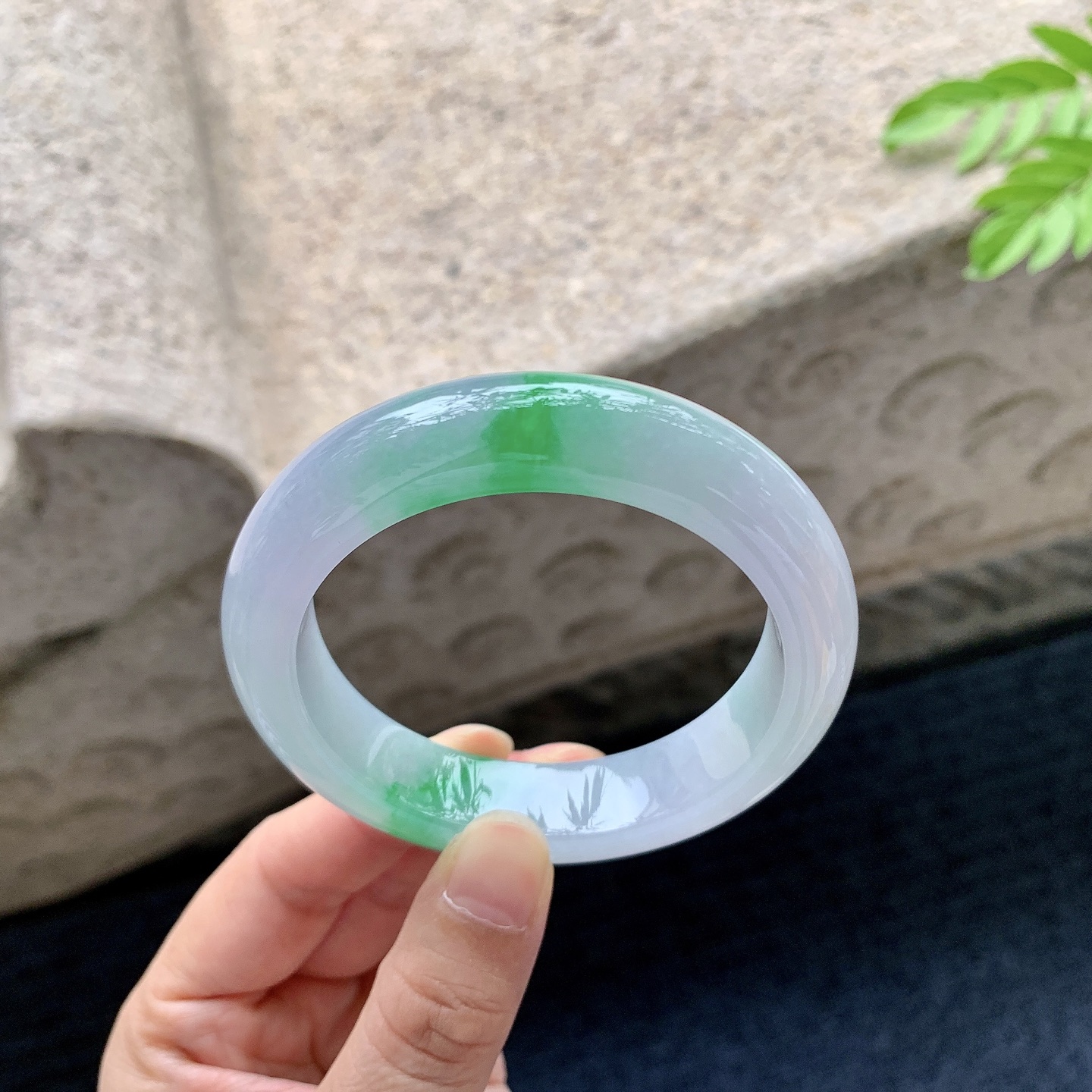 正圈 圈口54.3/13.2/9.4 编码B2072706 描述冰糯春彩，水润，种老，细腻，有纹线