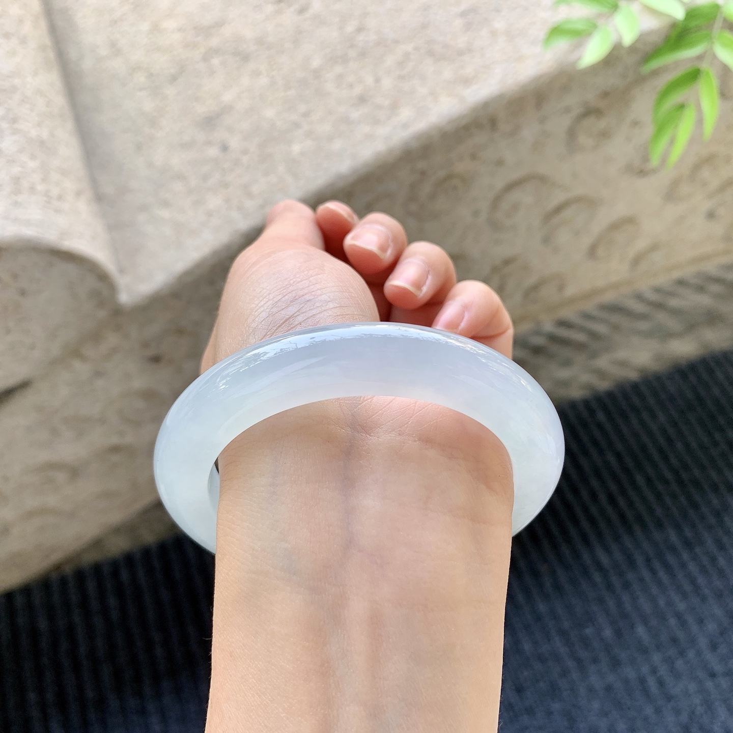 正圈55 56【圈口】56.6/10.5/10.1【编码】BA071273【描述】冰种底色，水润，种老，细腻，打灯有絮线