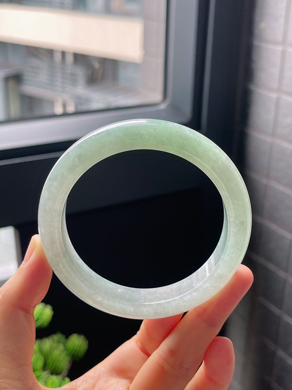 圈口58.5，冰糯种浅绿色翡翠正圈手镯