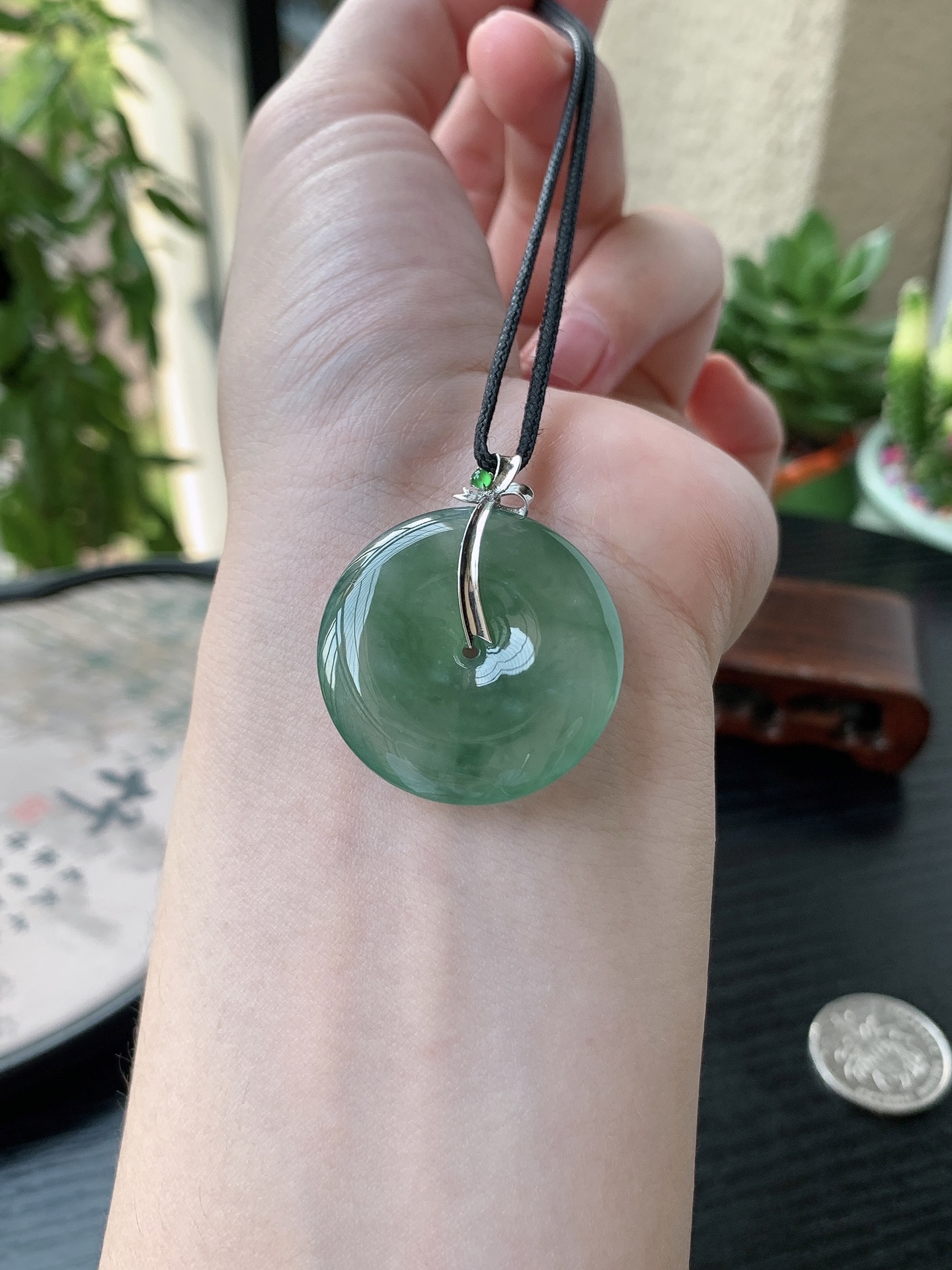 18k金镶嵌老坑冰种飘绿平安扣吊坠 裸石尺寸:28.6-6mm