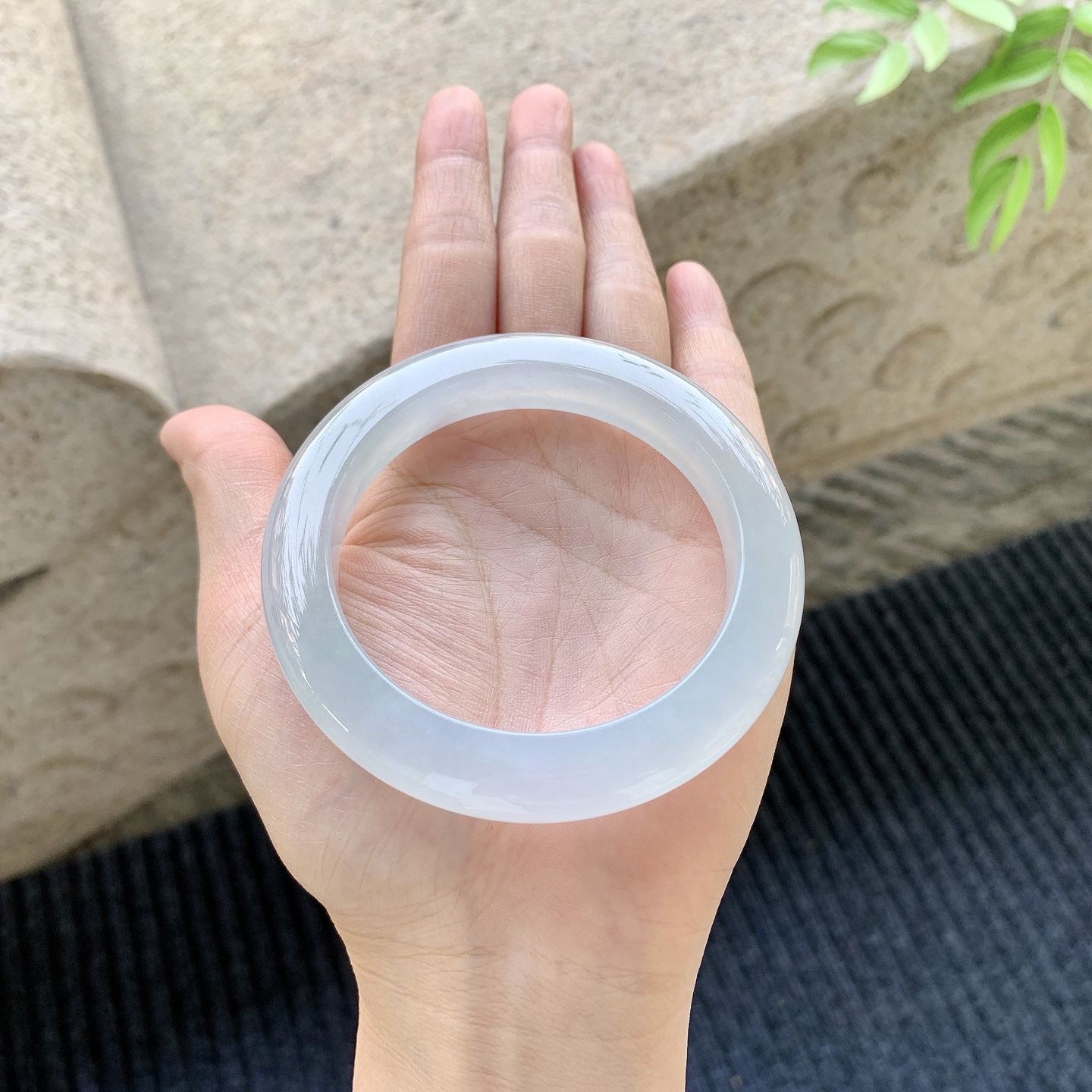 正圈55 56【圈口】56.6/10.5/10.1【编码】BA071273【描述】冰种底色，水润，种老，细腻，打灯有絮线