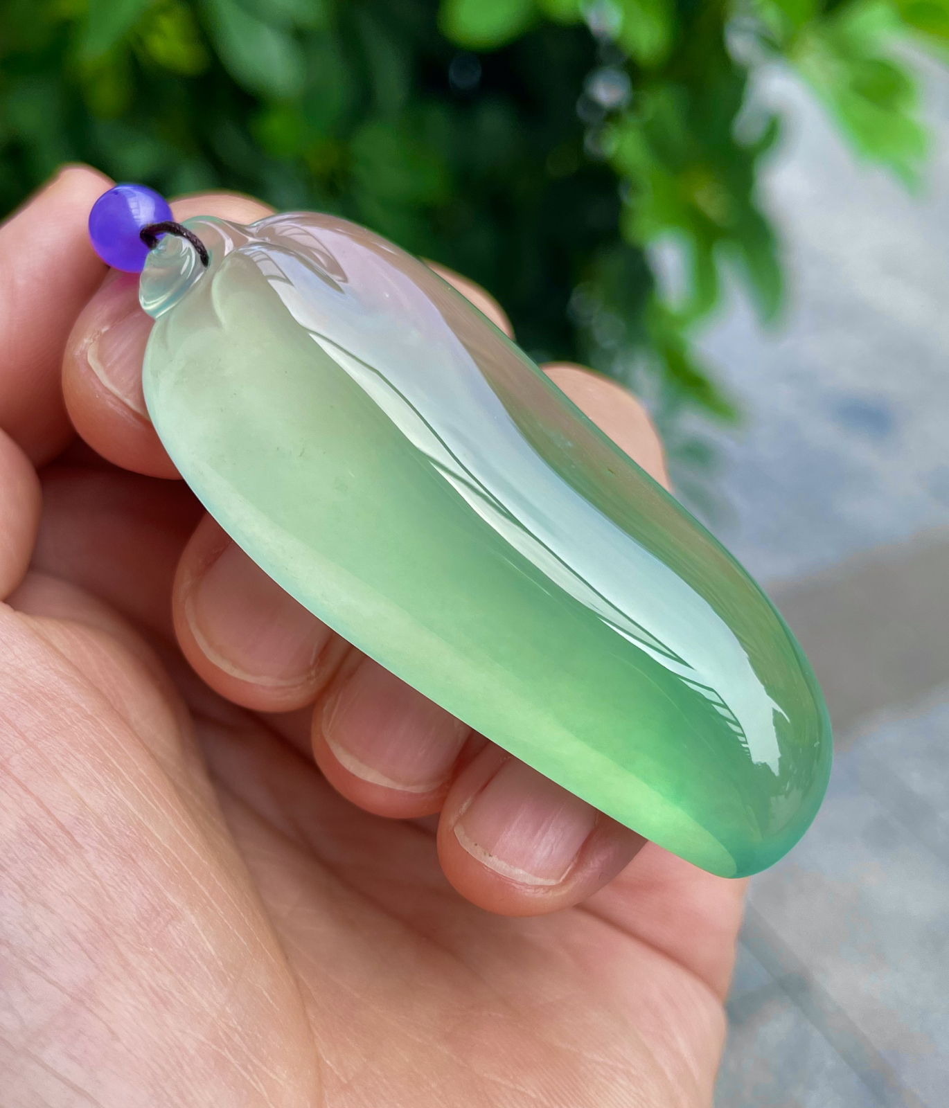 【冰种满绿福瓜吊坠】种水上乘，晶莹剔透，纯净通透，莹光感很强。收藏品质