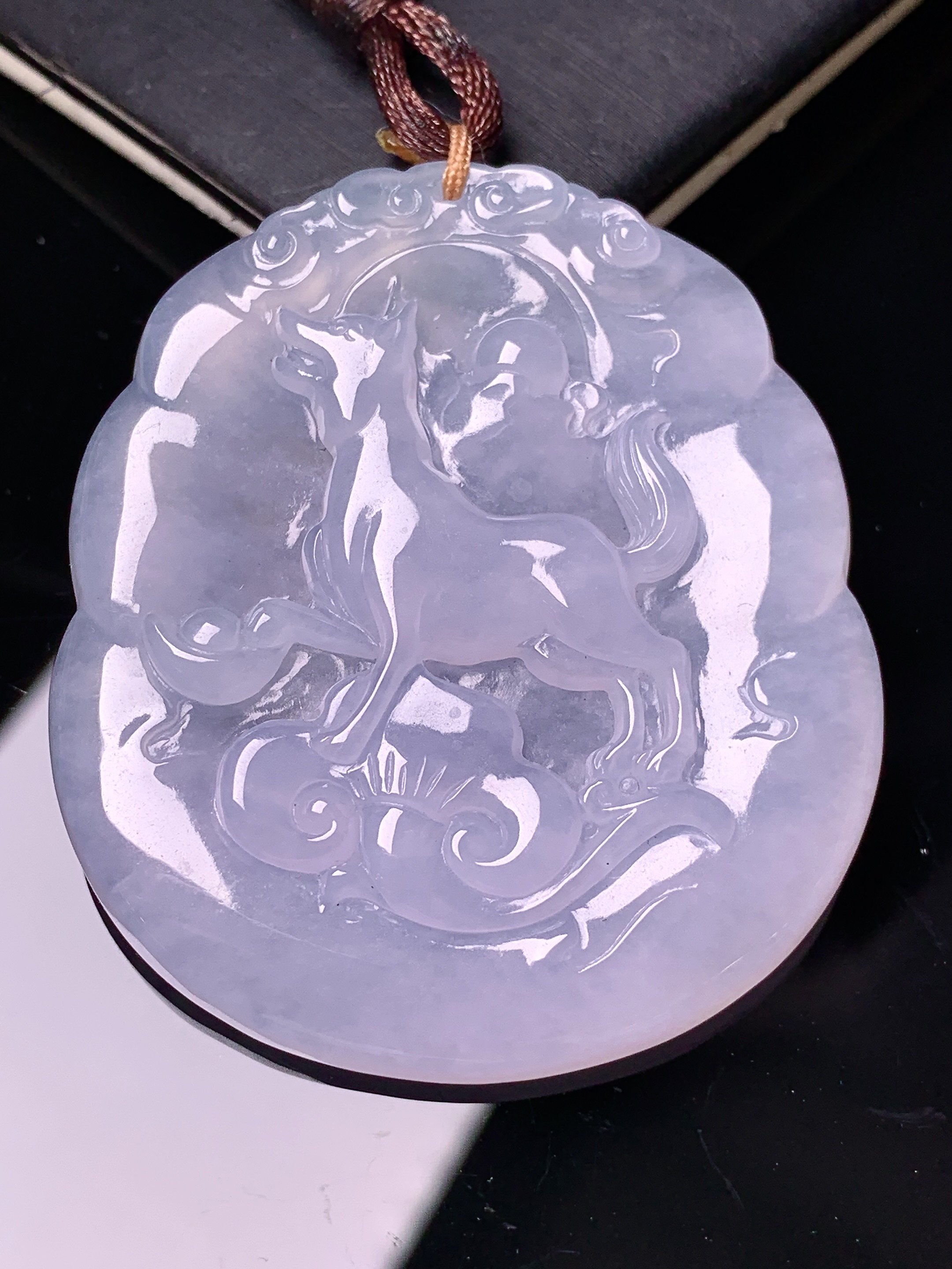 生肖狗牌吊坠 玉质细腻 色泽艳丽清新 水润亮眼 整体尺寸48.8*42.8*5.5 b2
