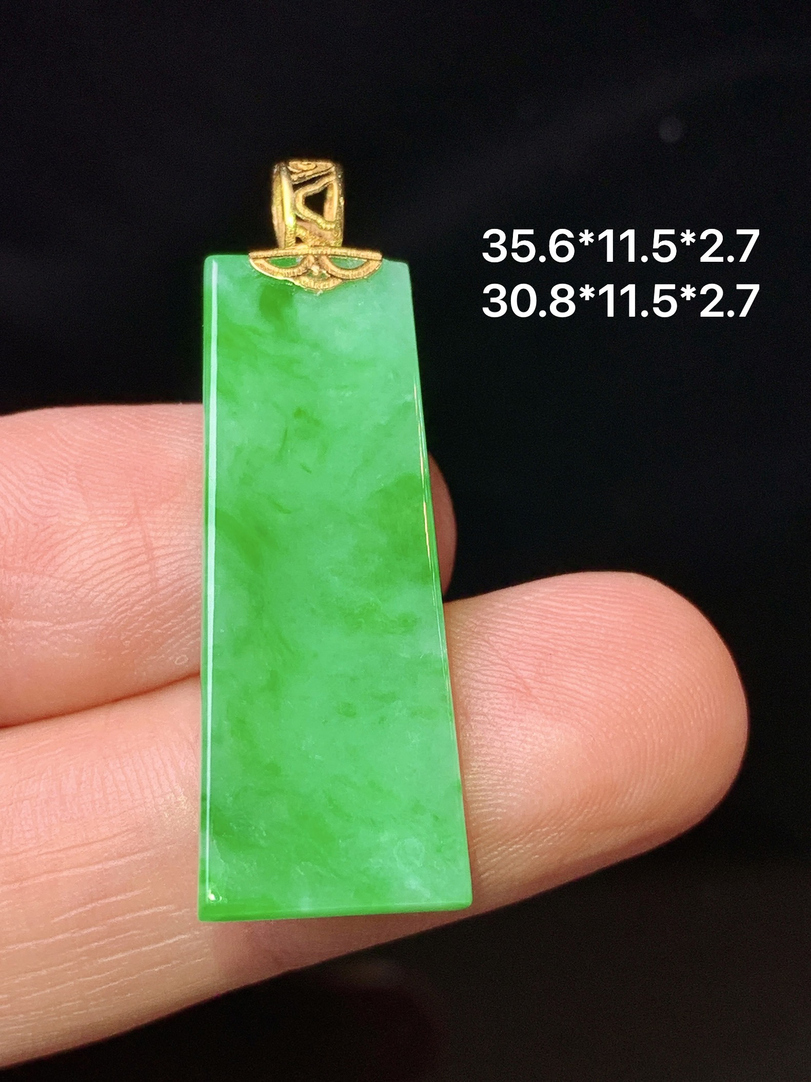 18k金镶嵌阳绿无事牌吊坠 玉质细腻 色泽艳丽清新 水润亮眼 整体尺寸35.6*11.5*2.7 m1
