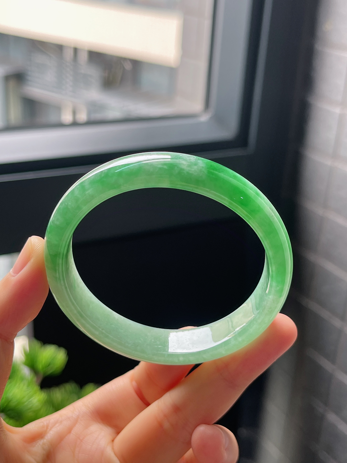 贵妃圈口54，糯化种阳绿飘花翡翠贵妃手镯