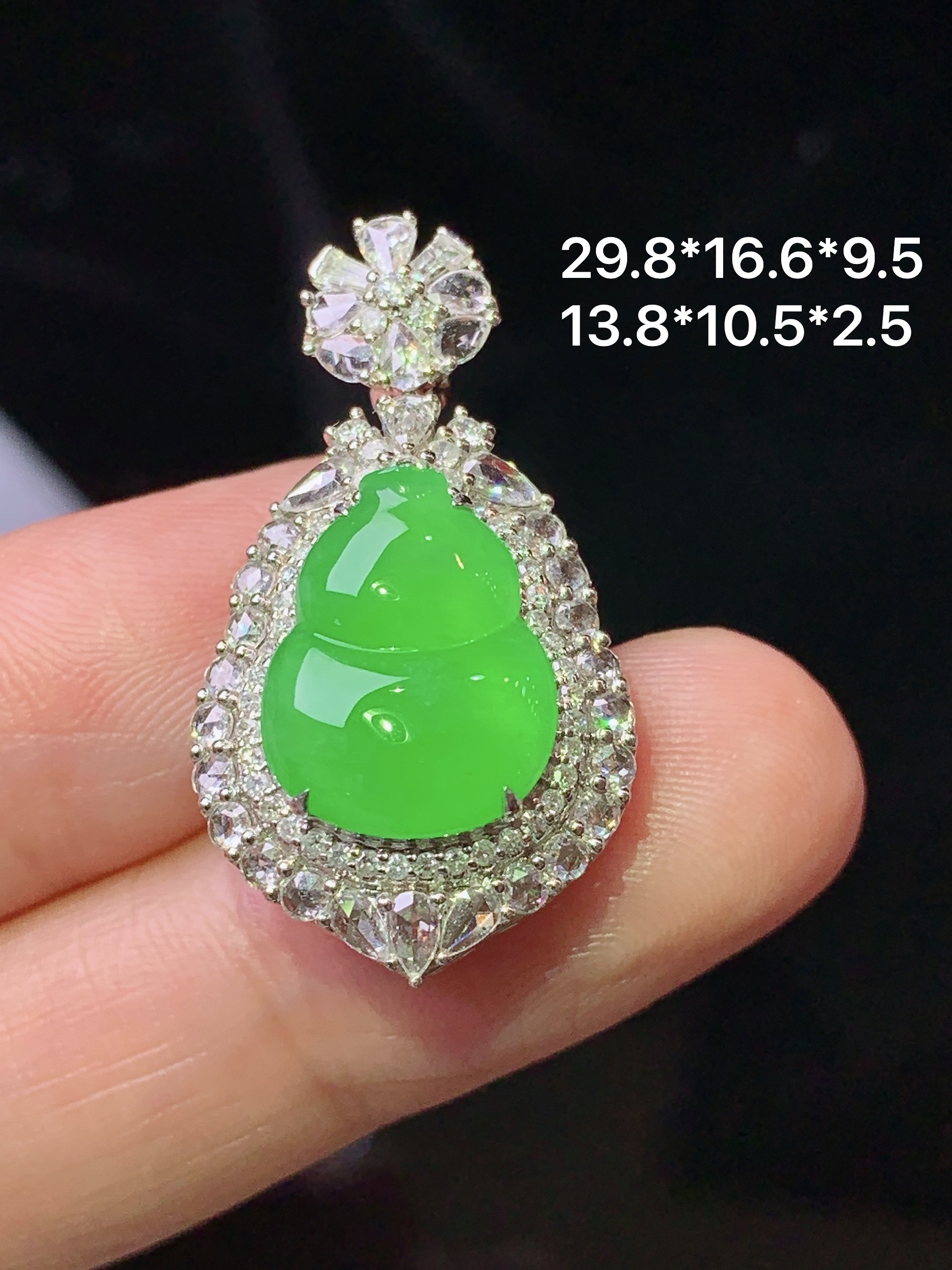 18k金钻镶嵌冰阳绿葫芦吊坠 玉质细腻 色泽艳丽清新 水润亮眼 整体尺寸29.8*16.6*9.5 h1