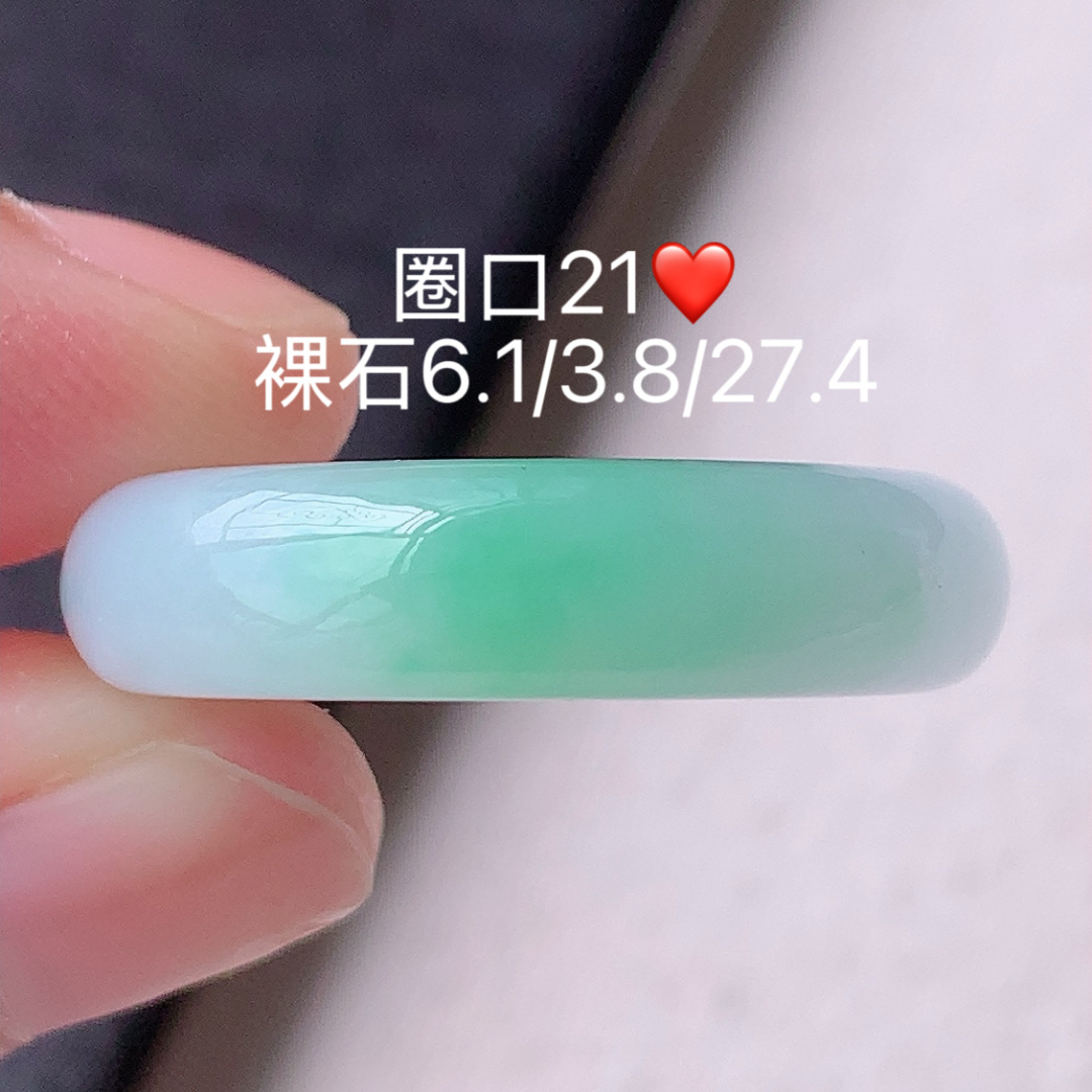 冰飘绿戒圈翠色明媚，饱满水润细腻，佩戴优雅时尚，6.1-3.8-27.4