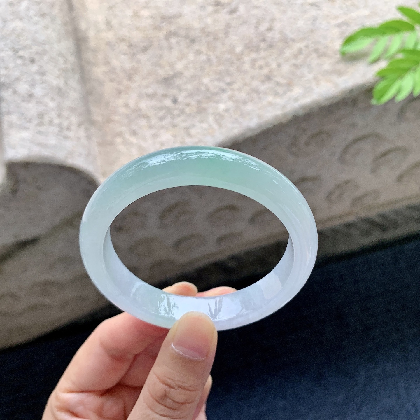 正圈 圈口52.4/11.6/7.3 编码Q5072709 描述糯冰飘绿，水润，种老，细腻，打灯有棉线