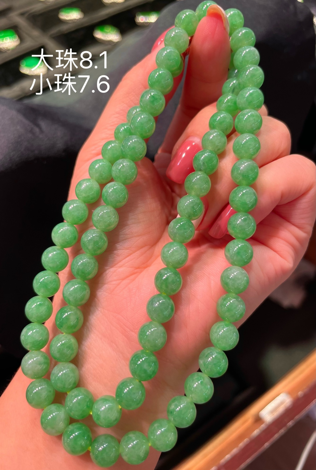 翡翠A货 珠子项链 阳绿满色，料子冰润细腻，种老起光，上身佩戴效果很好 尺寸如图，8.1-7.6