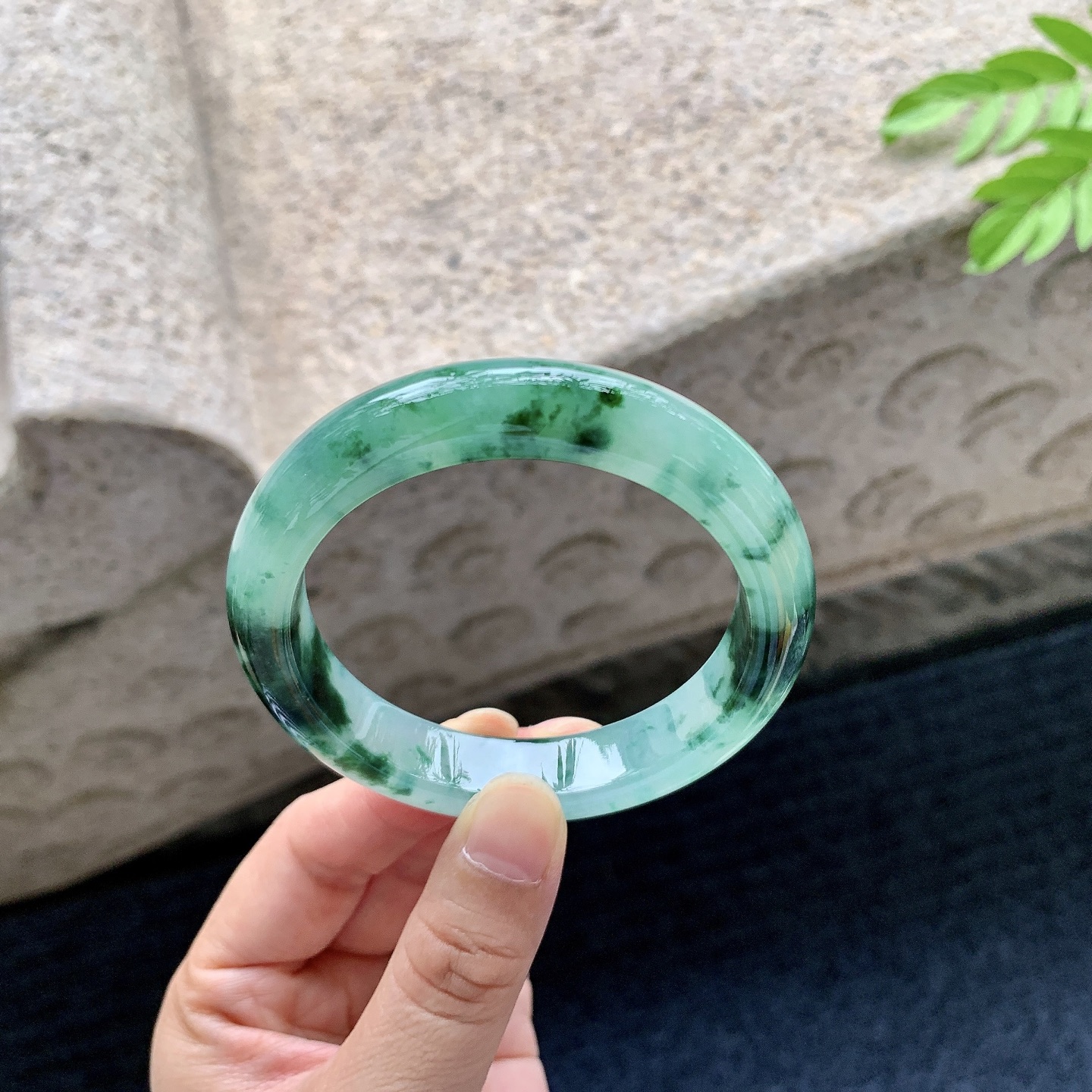 正圈55 56【圈口】55.3/12/8.8【编码】WW072817【描述】糯冰飘花，水润，种老，细腻，打灯有絮线