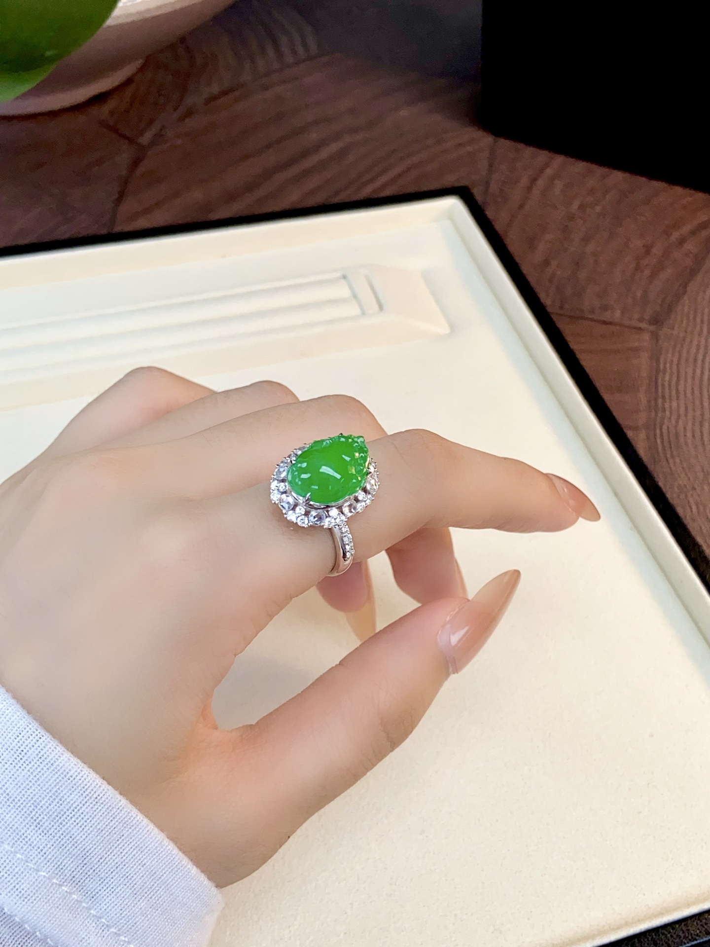高冰种阳绿三脚金蟾戒指，招一手富贵，种水超级美，屁股肥厚特招财，上手显贵吸晴：19.1-14.9-13，裸石：13.9-10.7-4.8mm。