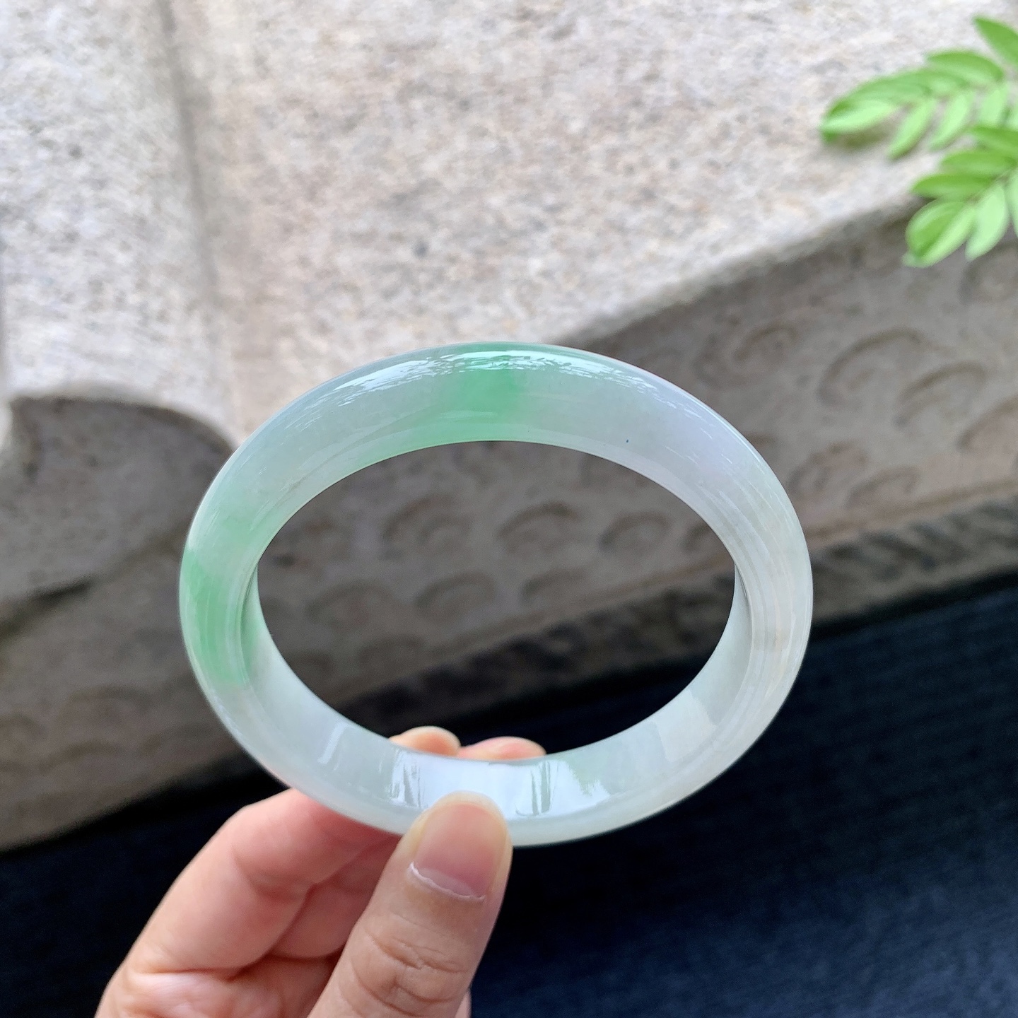 正圈61 62【圈口】62.8/12.6/8.5【编码】A1072830【描述】细糯飘绿，水润，种老，细腻，无裂