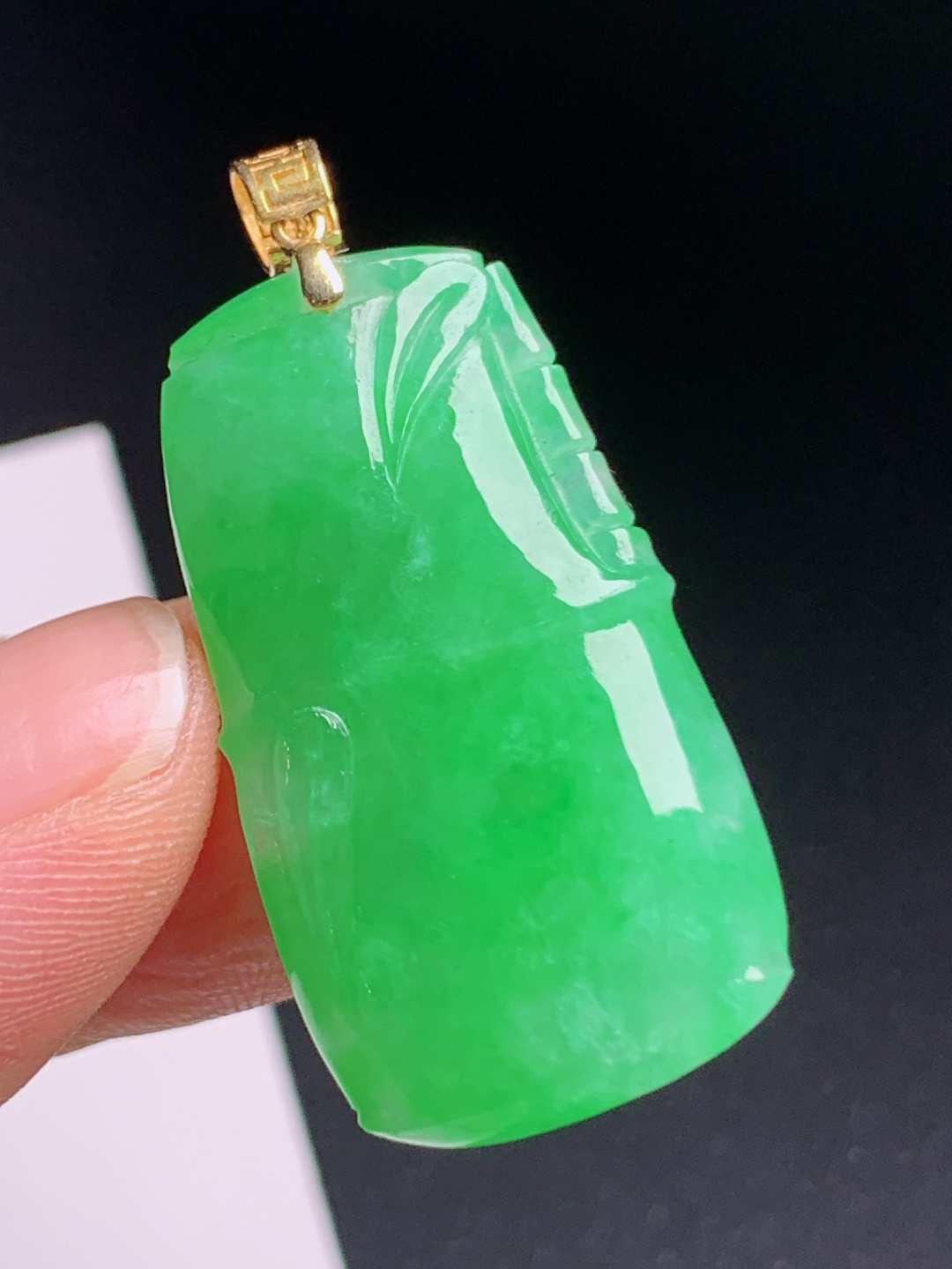 满绿竹节吊坠，玉质温润翠色怡人，节节高升寓意美好