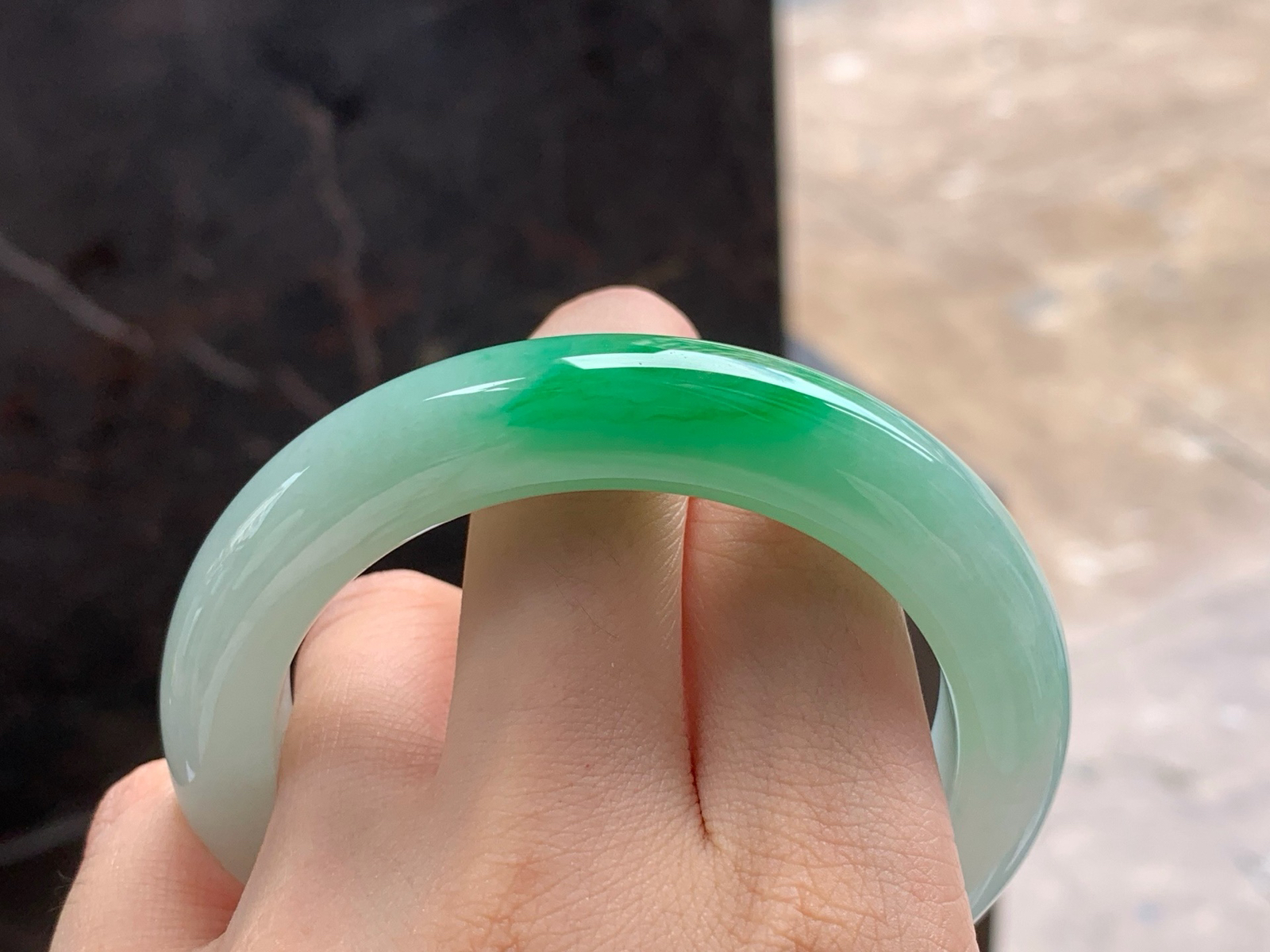 56-12-9.8
带色手镯^_^底子细腻干净 绿色浓郁