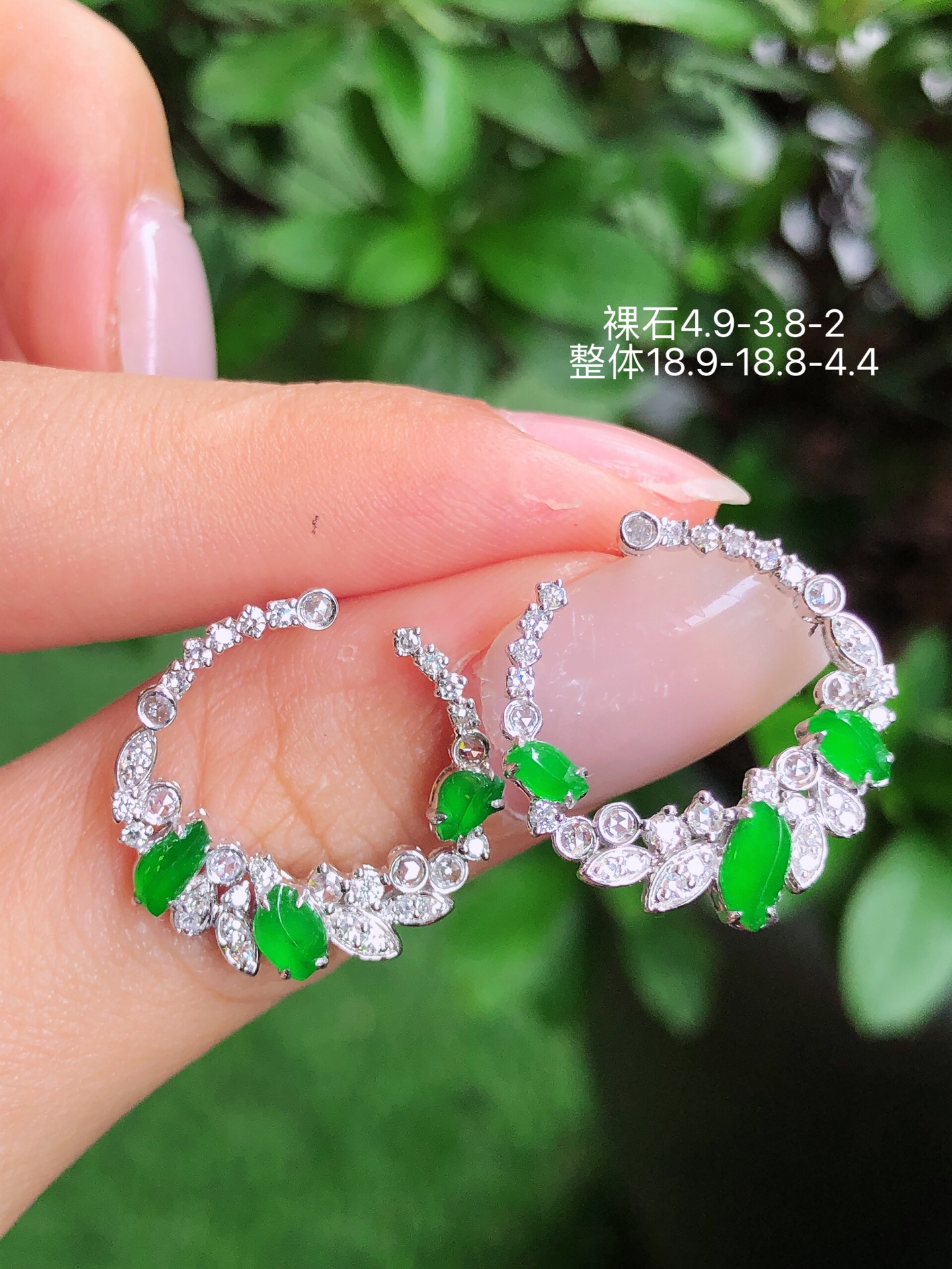 18K金镶 阳绿随形耳钉 无裂 水润色艳 品相饱满 苹果拍摄，实物更好看，4.9-3.8-2