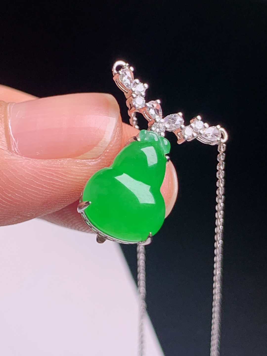 正阳绿葫芦套链，色泽浓郁水润饱满，镶钻华丽显贵 裸石13.2-9.8-4.1 整体18.3 57