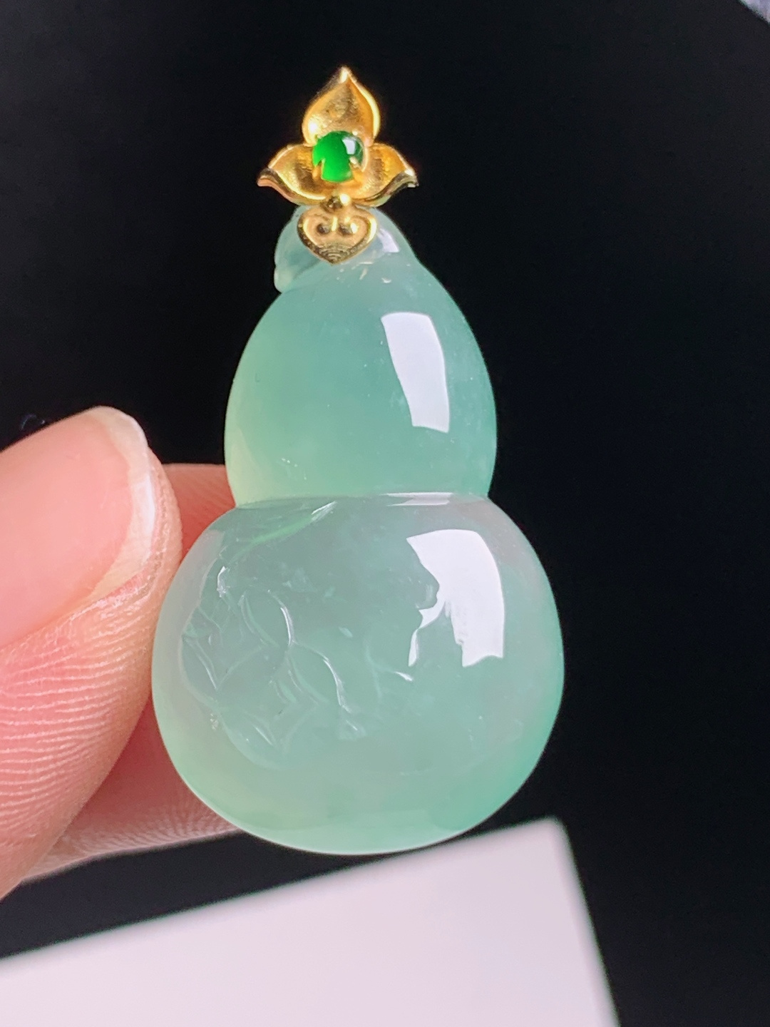冰飘绿葫芦吊坠，冰透起光灵气满满，金扣点缀温婉百搭