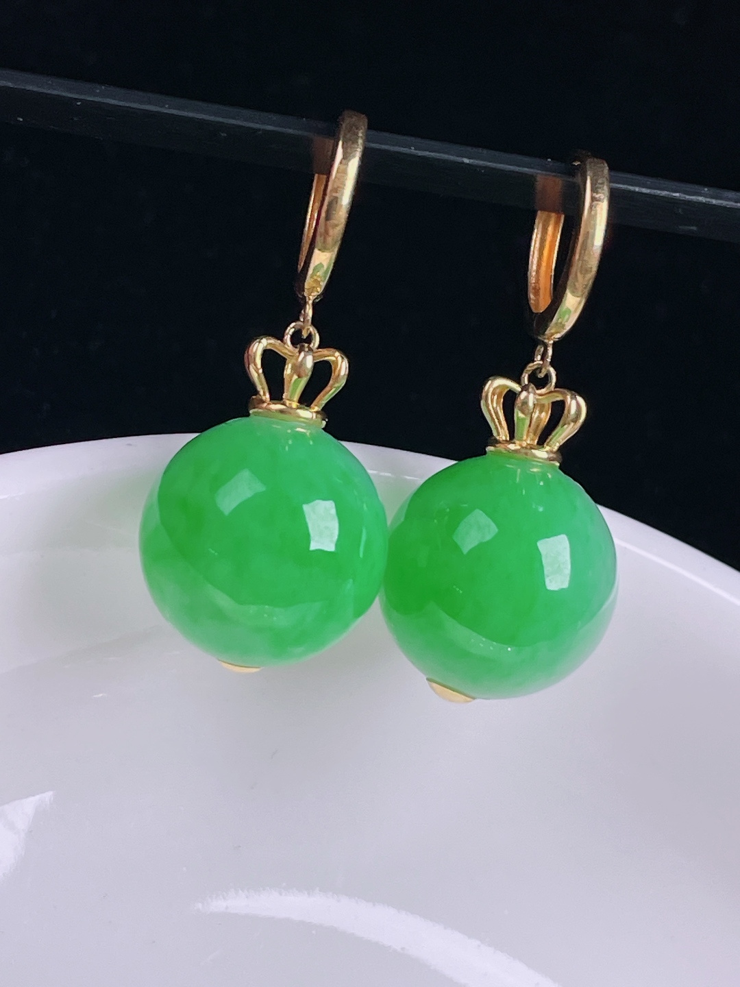 ️阳绿圆珠耳坠，老种起光，细底通透，尺寸：裸石13mm0727
