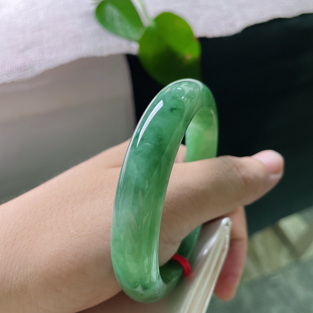 57.5/12.5/8.3，绿底正圈，一点皮纹，花色飘逸灵动，深浅绿色自然交融，浓淡层次分明，韵味十足。ss56368a